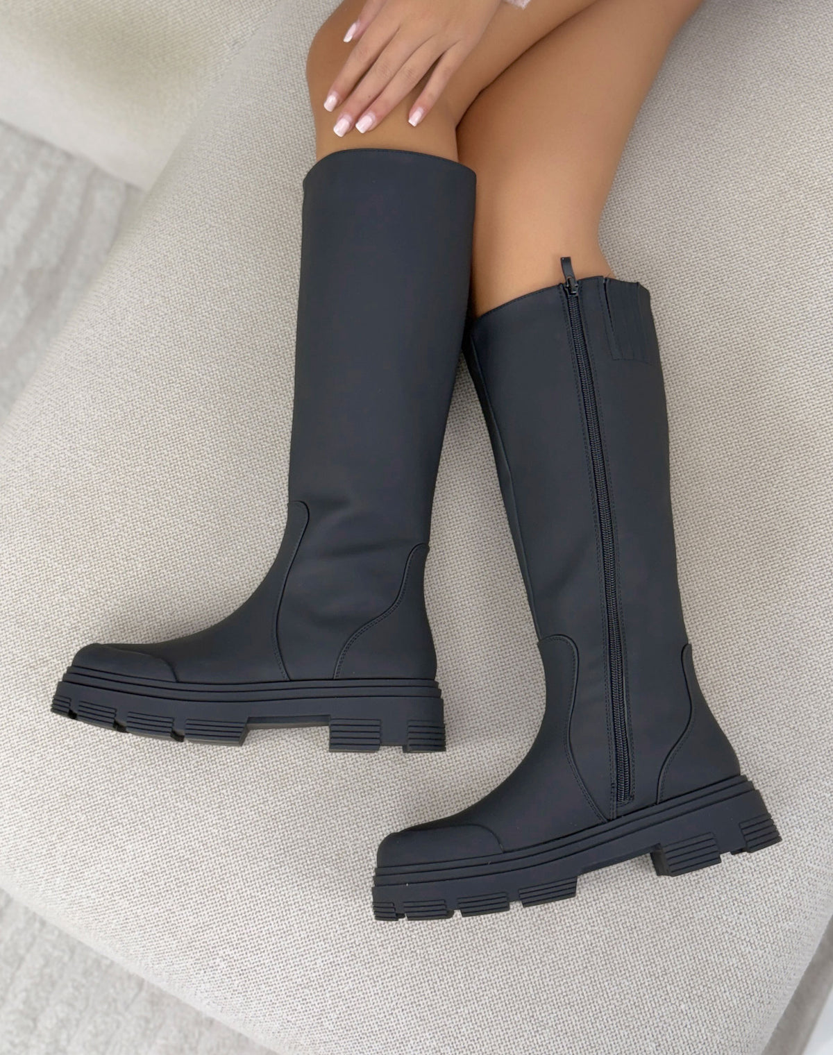 Bottes de pluie hautes noires femme mates à semelle crantée épaisse