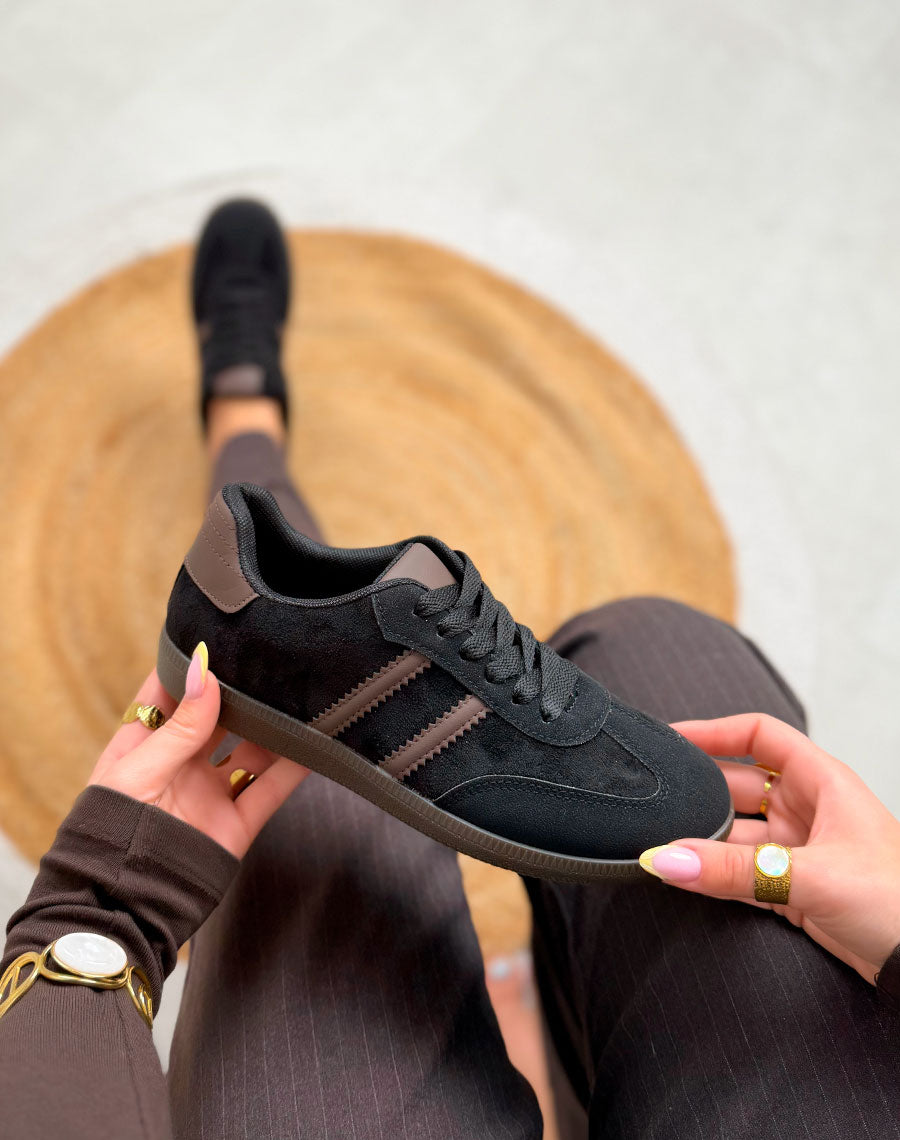 Basket femme noire élégante en suédine avec bandes marron et semelle plate