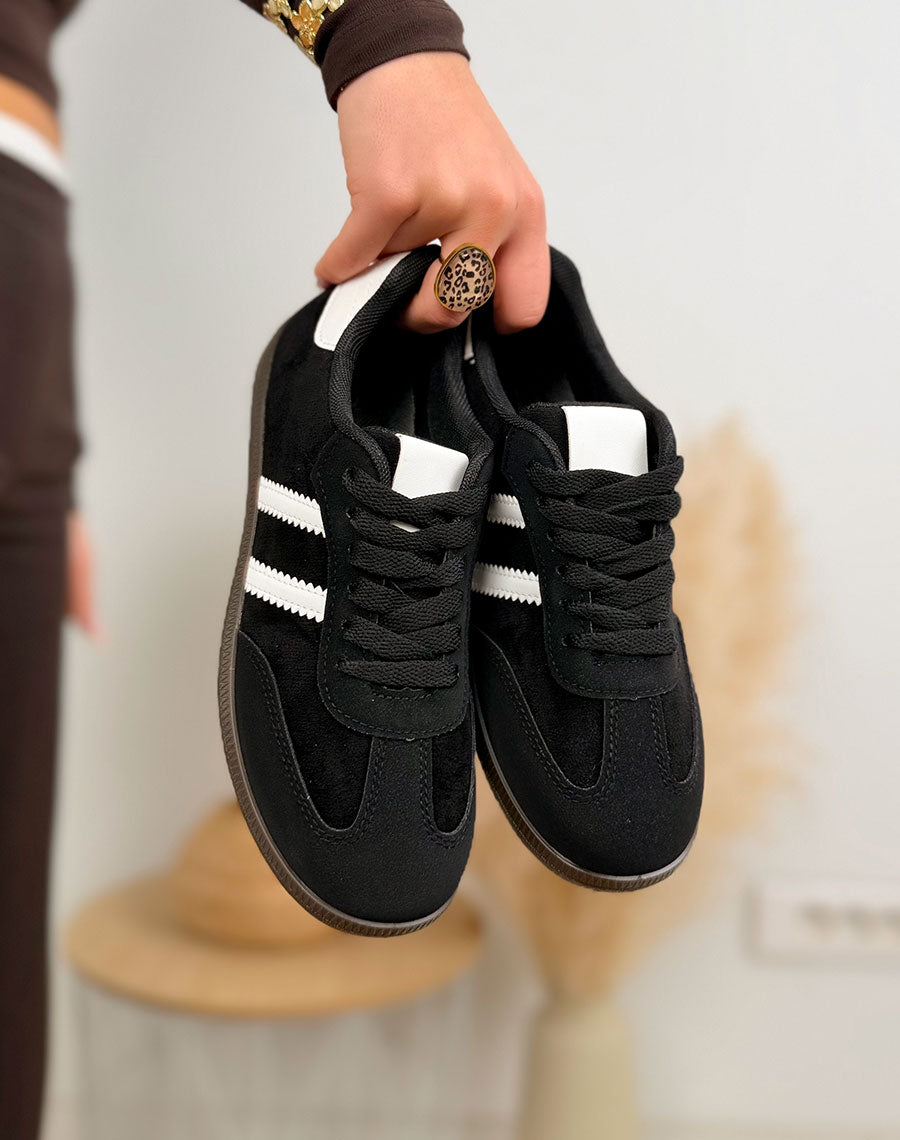 Basket femme noire tendance en suédine avec bandes blanches et semelle plate