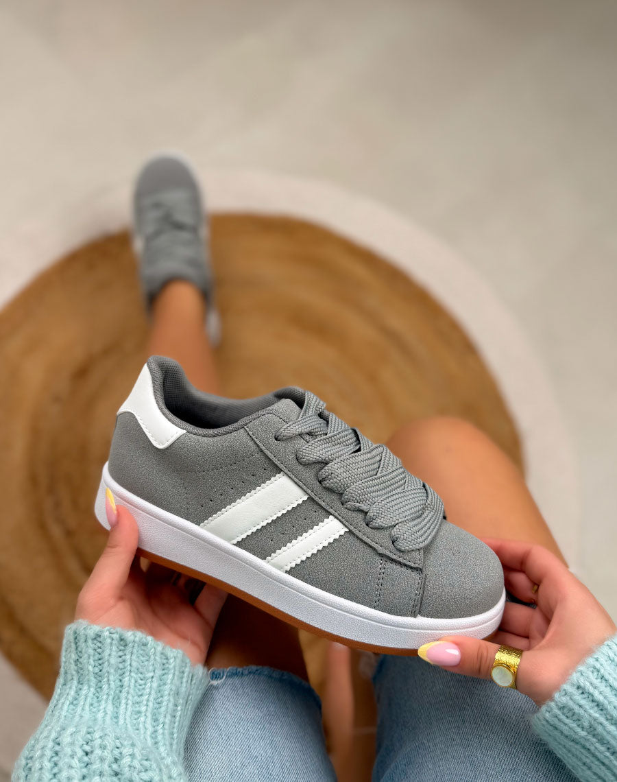 Basket femme grise tendance à bandes blanches avec semelle épaisse
