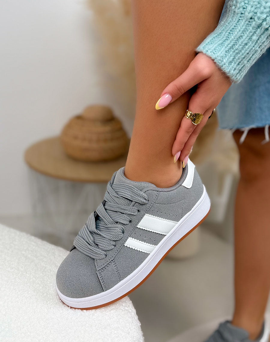 Basket femme grise tendance à bandes blanches avec semelle épaisse