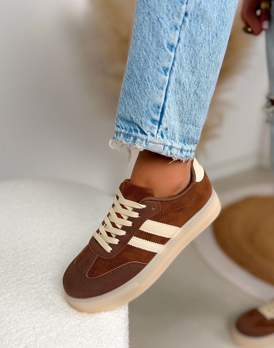 Basket femme marron tendance en suédine avec bandes taupe et semelle plateforme