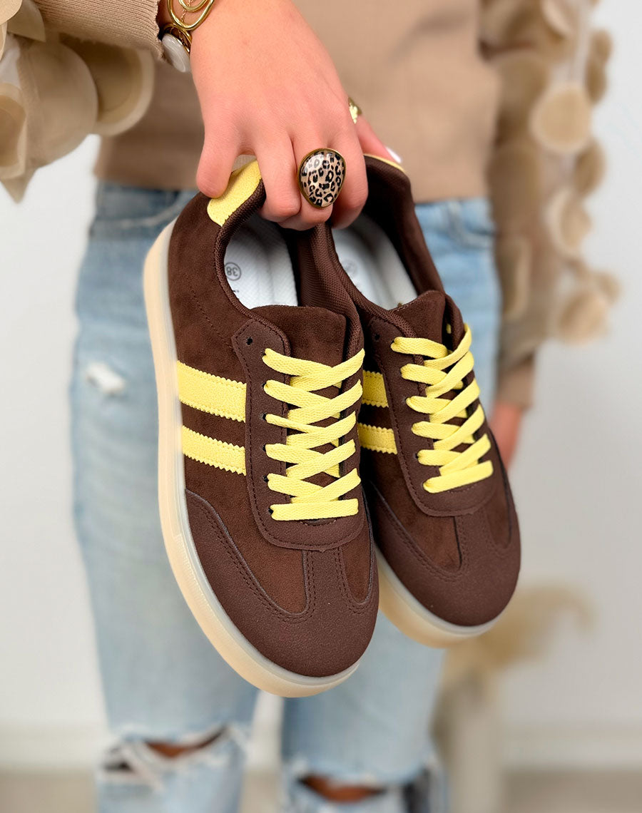 Basket femme marron tendance en suédine avec bandes jaunes et semelle plateforme crème