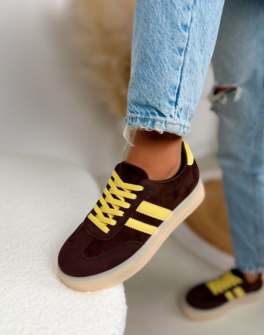 Basket femme marron tendance en suédine avec bandes jaunes et semelle plateforme crème