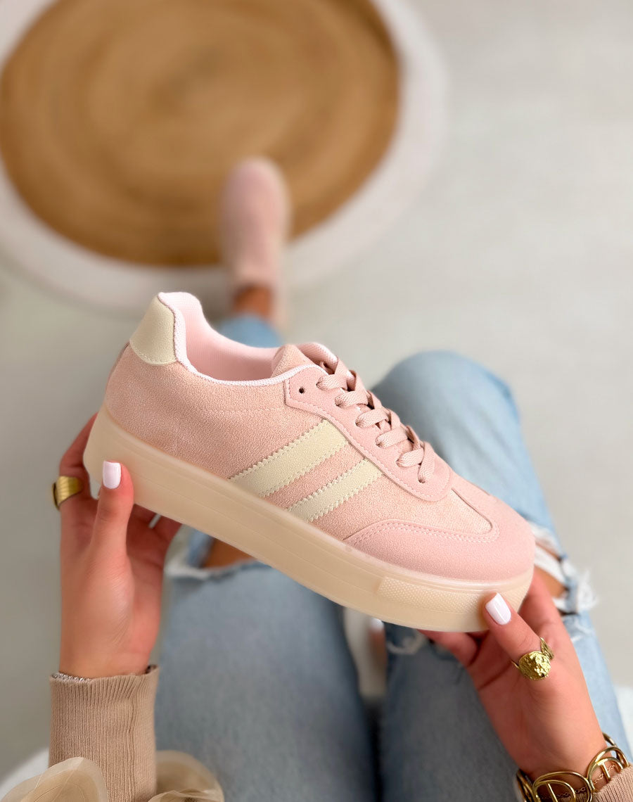 Basket femme rose pâle tendance en suédine avec bandes blanches et semelle plateforme crème