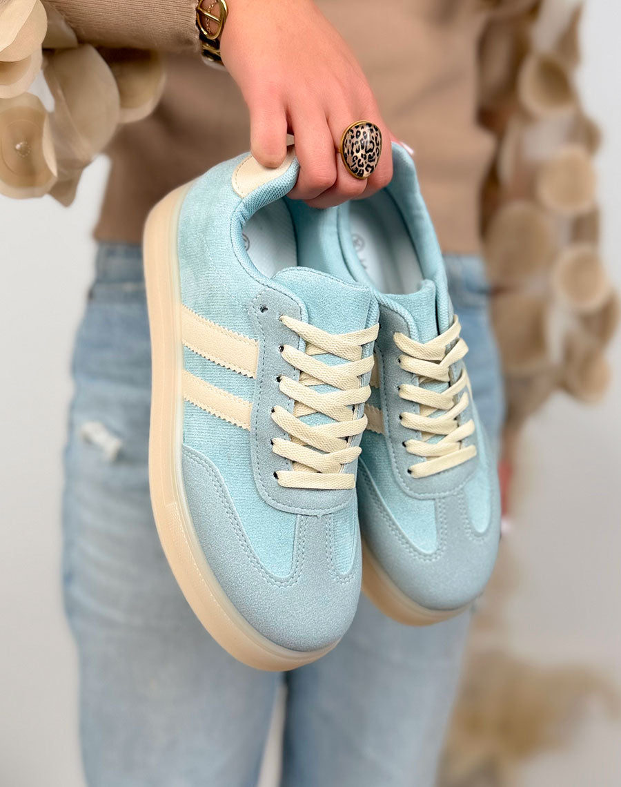 Basket femme bleu pastel tendance en suédine avec bandes crème et semelle plateforme