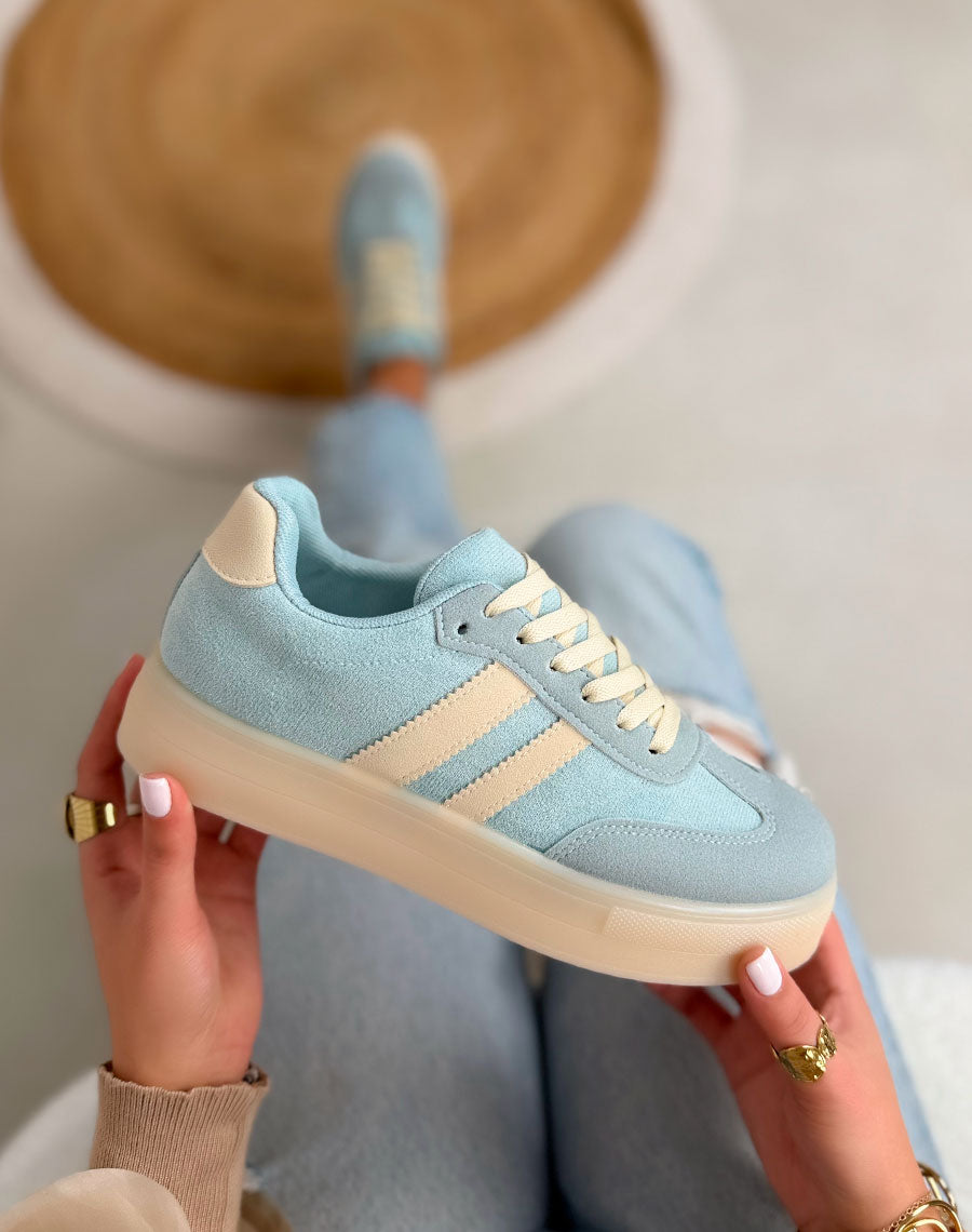 Basket femme bleu pastel tendance en suédine avec bandes crème et semelle plateforme