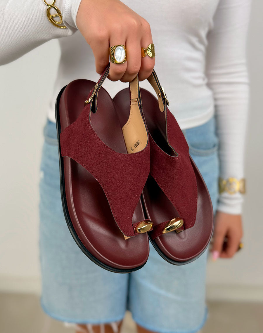 Nu-pieds femme bordeaux élégants en suédine avec bijou doré et semelle plate