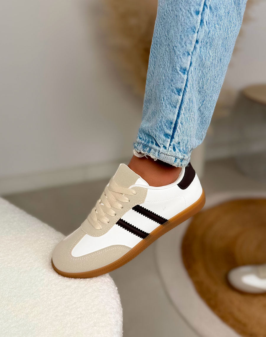 Basket femme blanche tendance avec empiècements beige et bandes marron