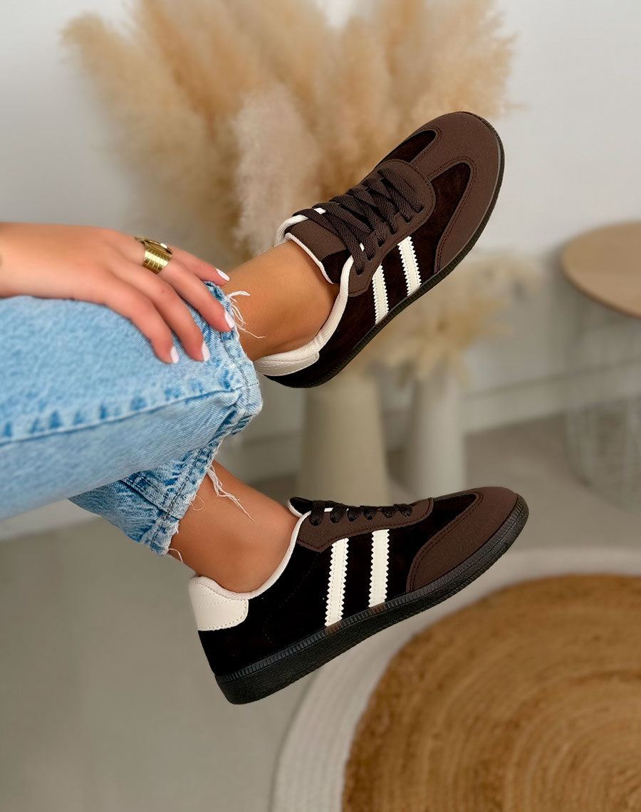 Basket femme marron tendance avec empiècements suédine et bandes beige