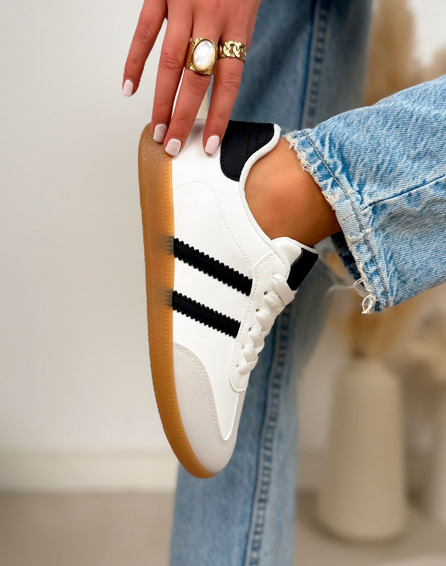 Basket femme blanche tendance avec empiècements gris et bandes noires