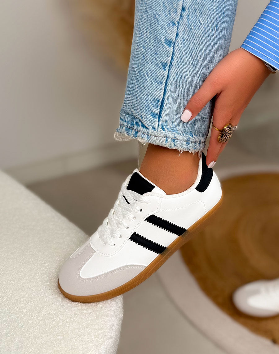 Basket femme blanche tendance avec empiècements gris et bandes noires
