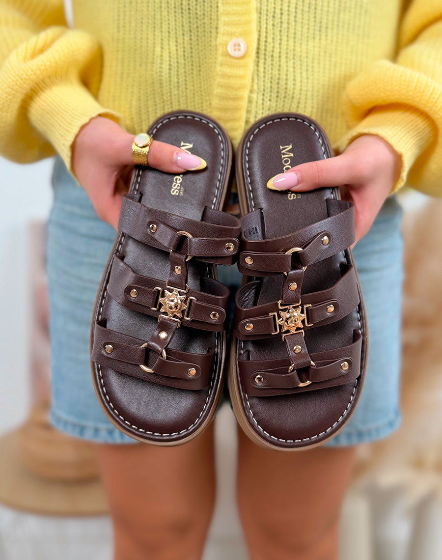 Mules femme marron foncé élégante à triple lanière avec bijoux dorés et semelle crantée