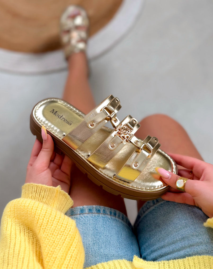 Mules femme dorées tendance à triple lanière avec bijoux dorés et semelle crantée