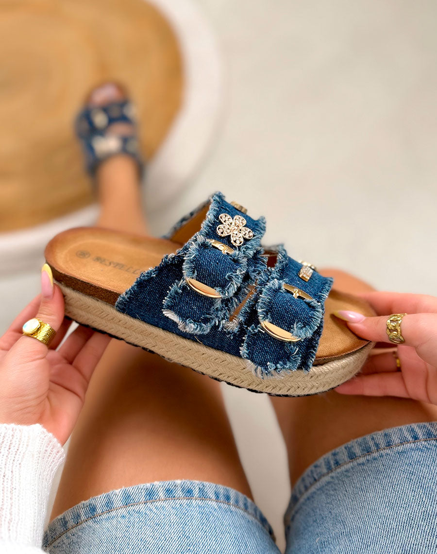 Mules femme bleu foncé tendance en jean avec bijoux dorés et plateforme tressée beige