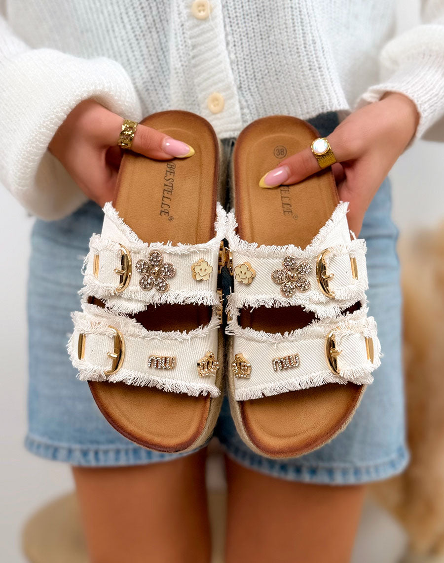 Mules femme blanches tendance en jean avec bijoux dorés et plateforme tressée