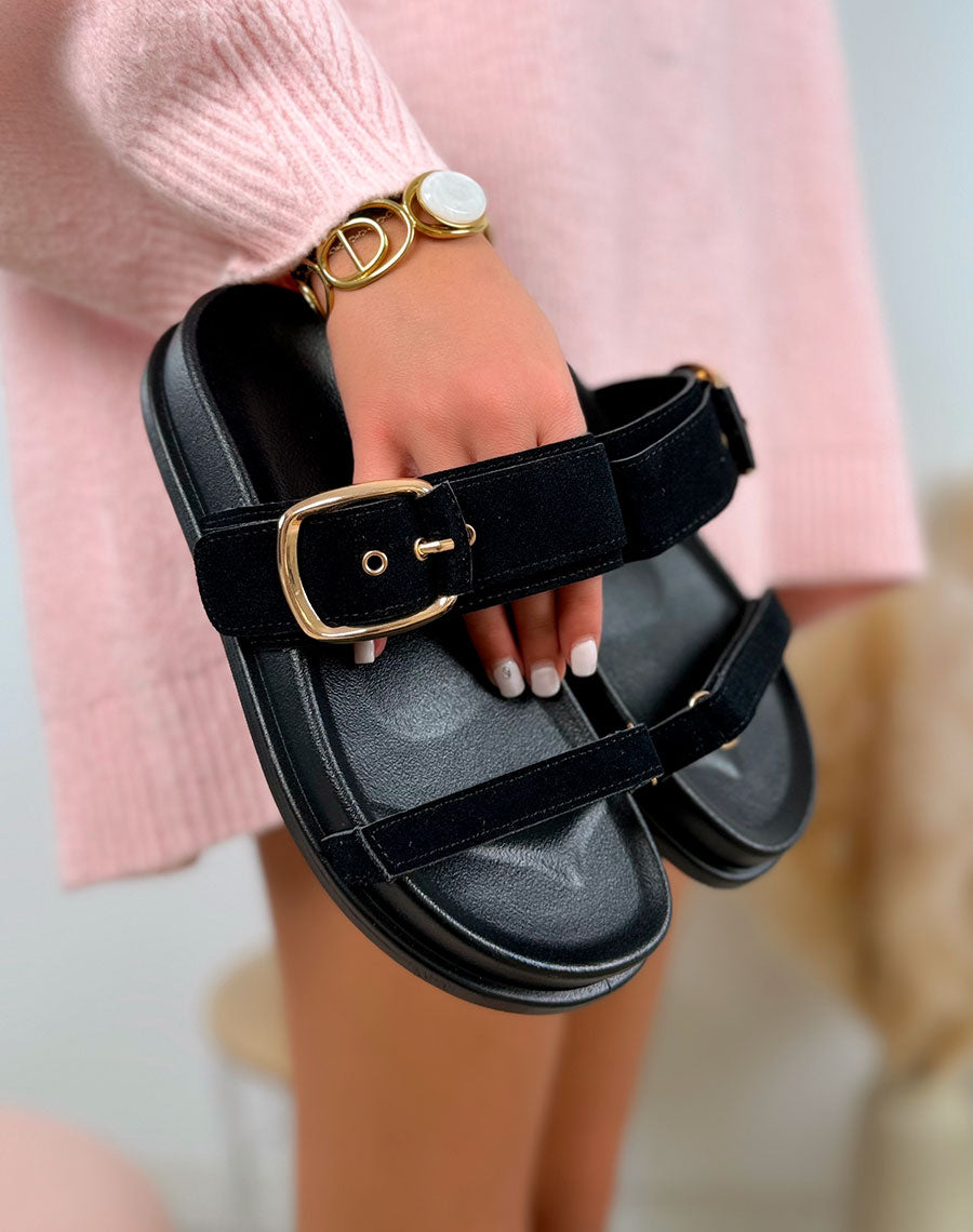 Mules noires en suédine à bride boucle dorée et scratch
