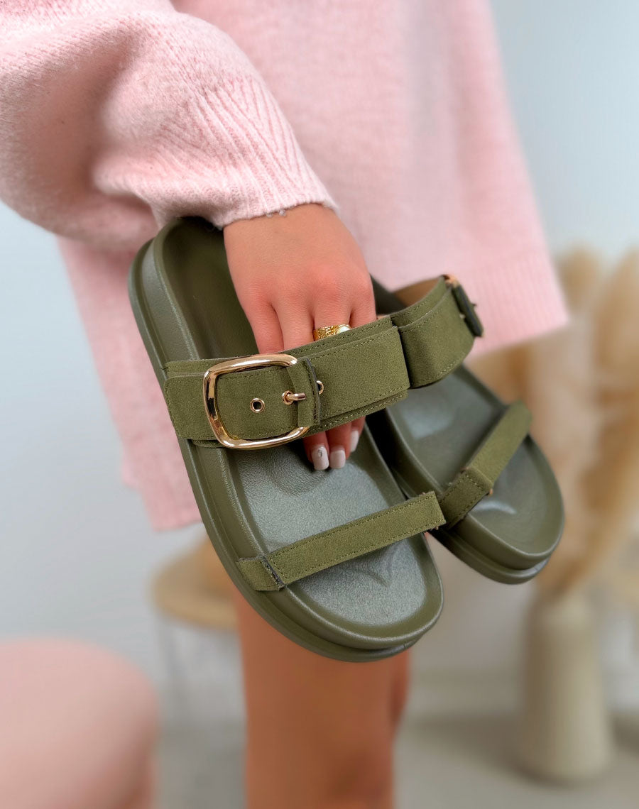 Mules vert kaki en suédine à bride boucle dorée et scratch