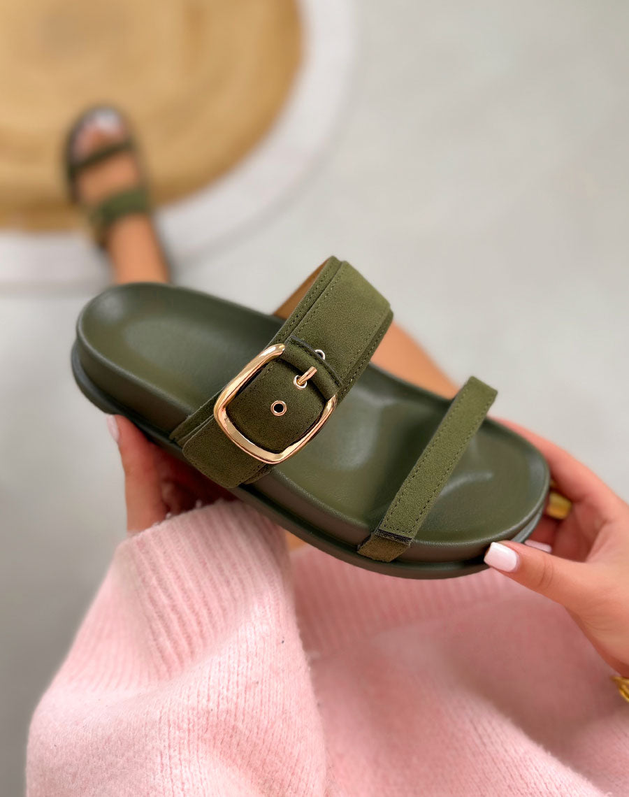 Mules vert kaki en suédine à bride boucle dorée et scratch