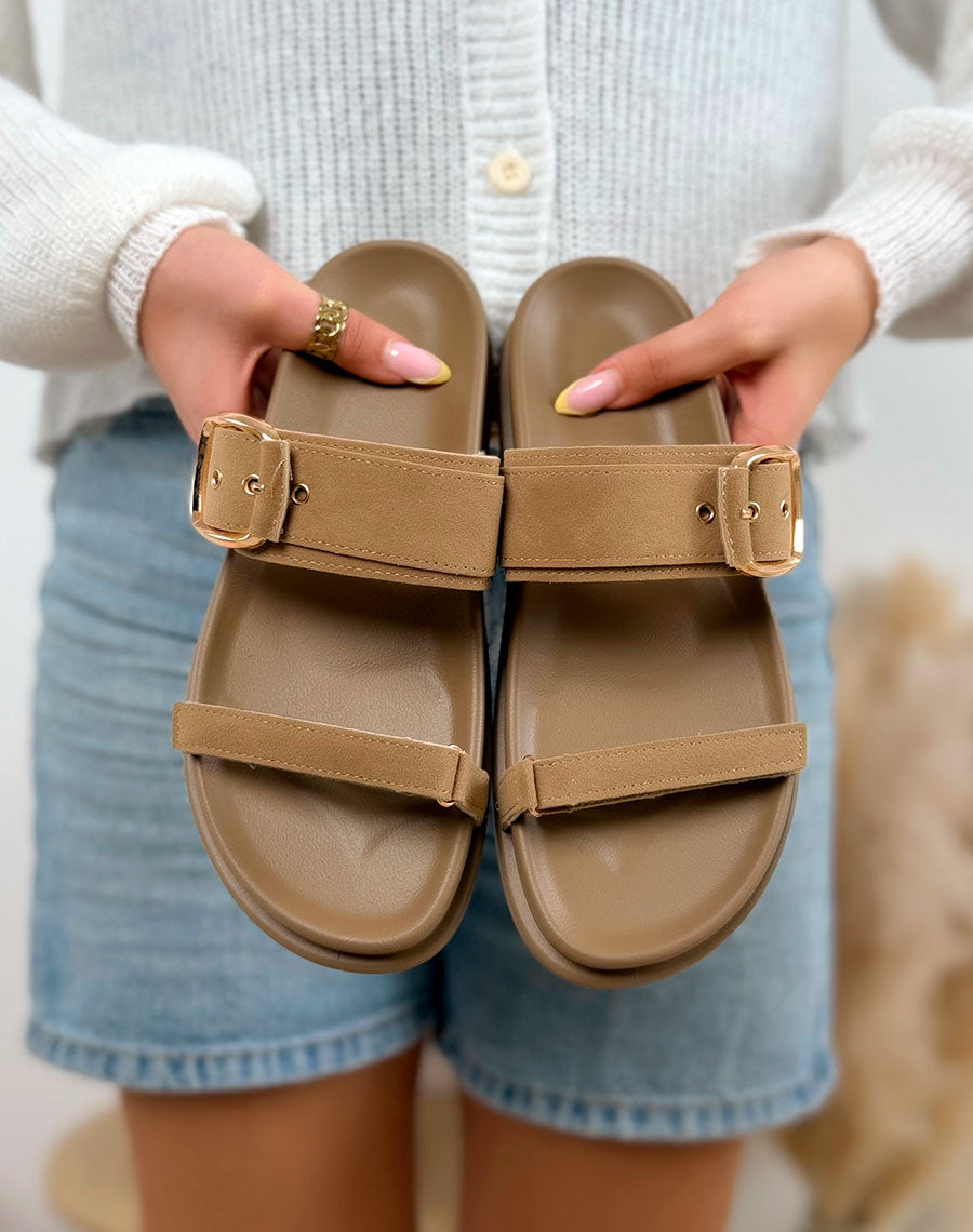 Mules taupe en suédine à bride boucle dorée et scratch