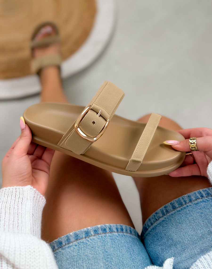 Mules beige en suédine à bride boucle dorée et scratch