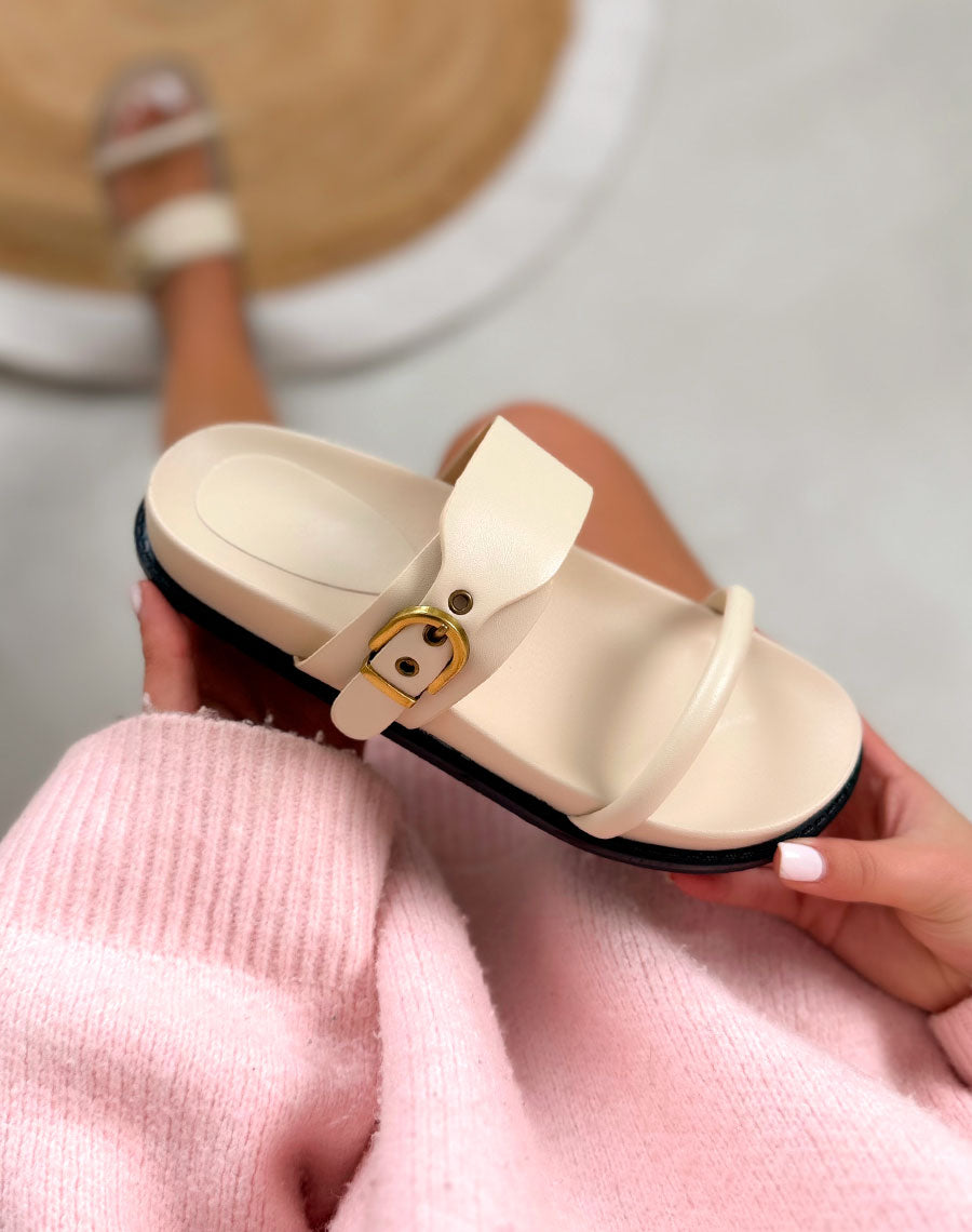 Mules beiges à bride avec boucle dorée