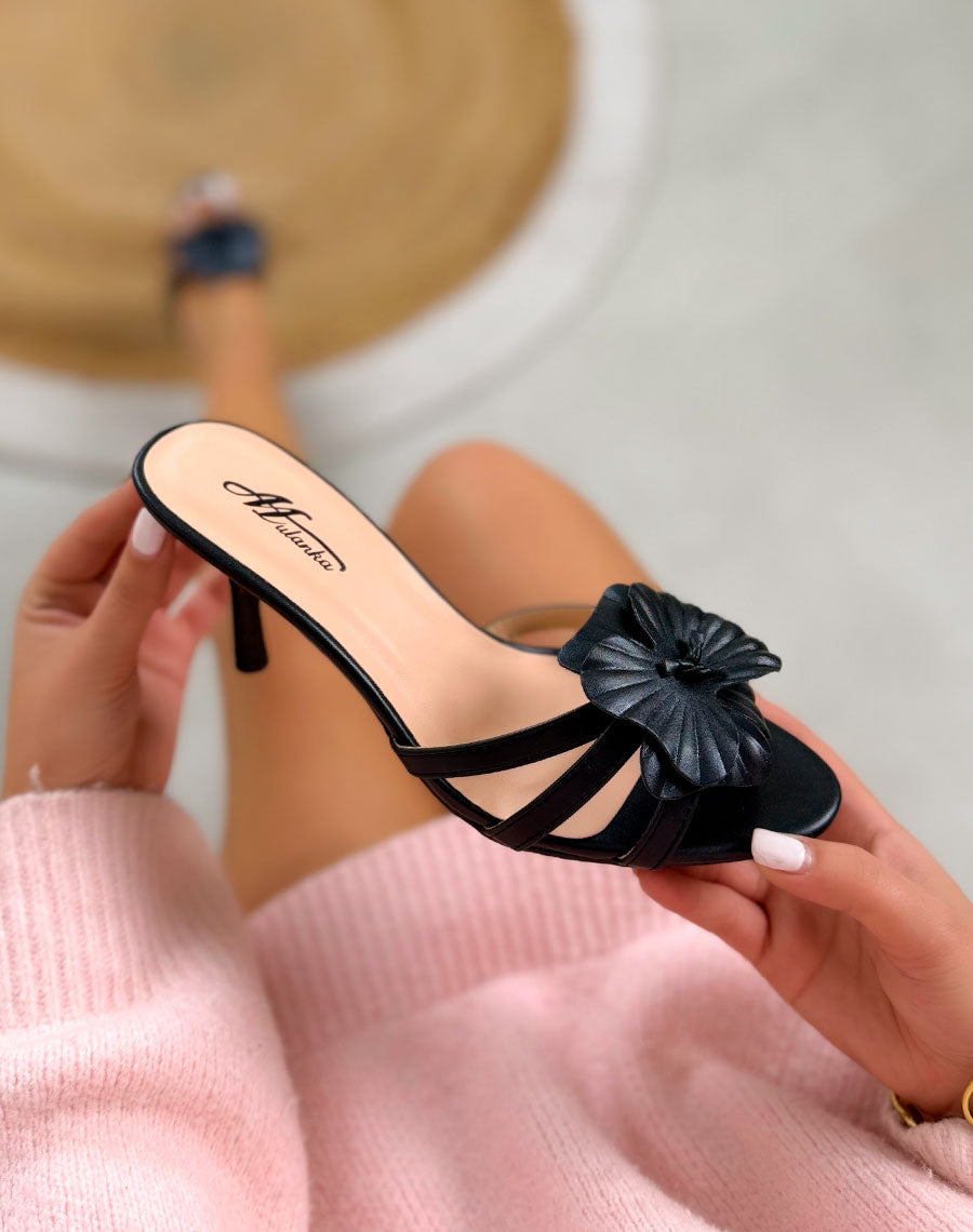 Mules noires à talon aiguille avec détail grosse fleur