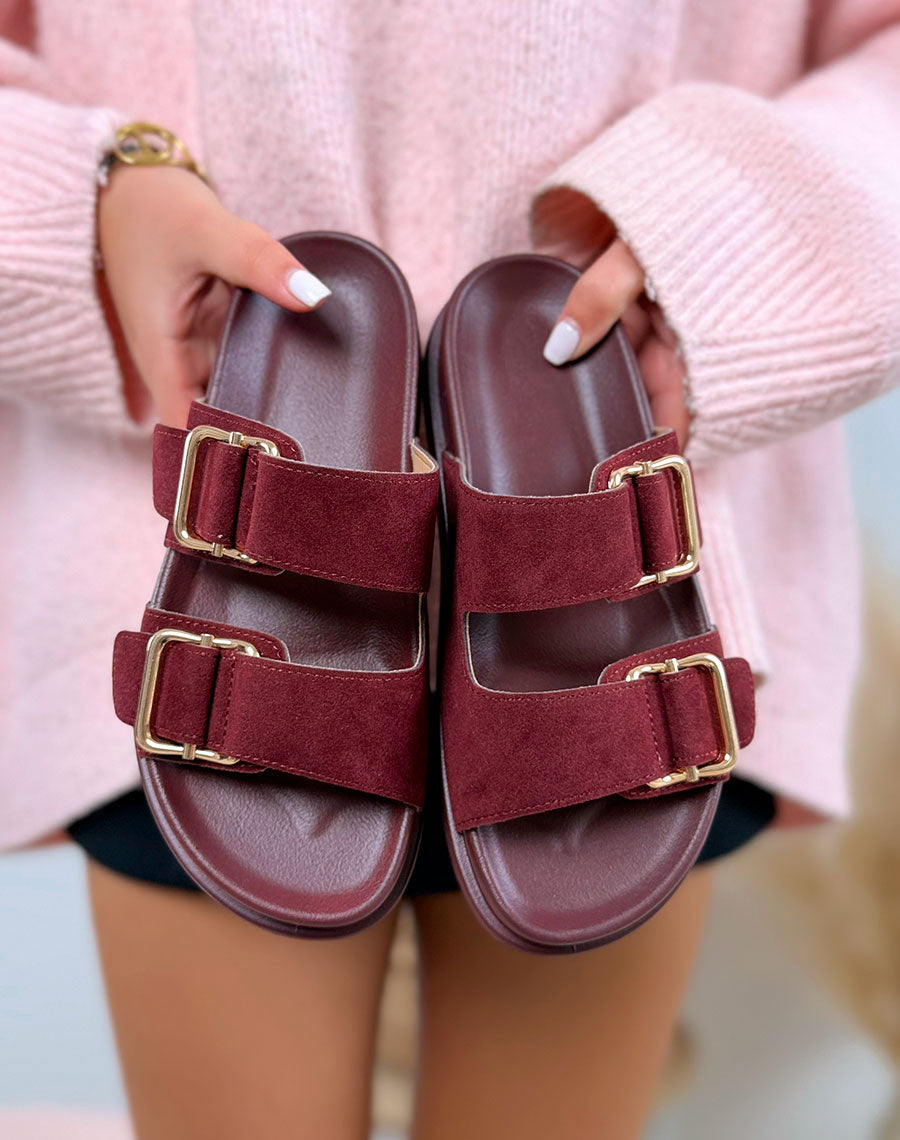 Mules bordeaux en suédine à double bride avec boucles dorées