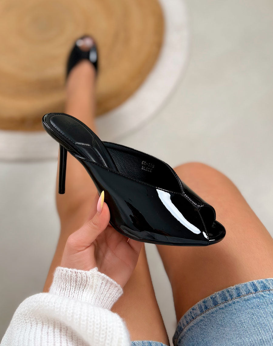 Mules noires vernies à talon aiguille ouvertes à l’avant