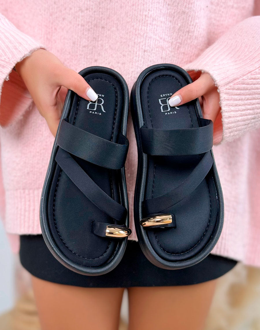 Mules femme noire élégante à plateforme avec brides et bijou doré