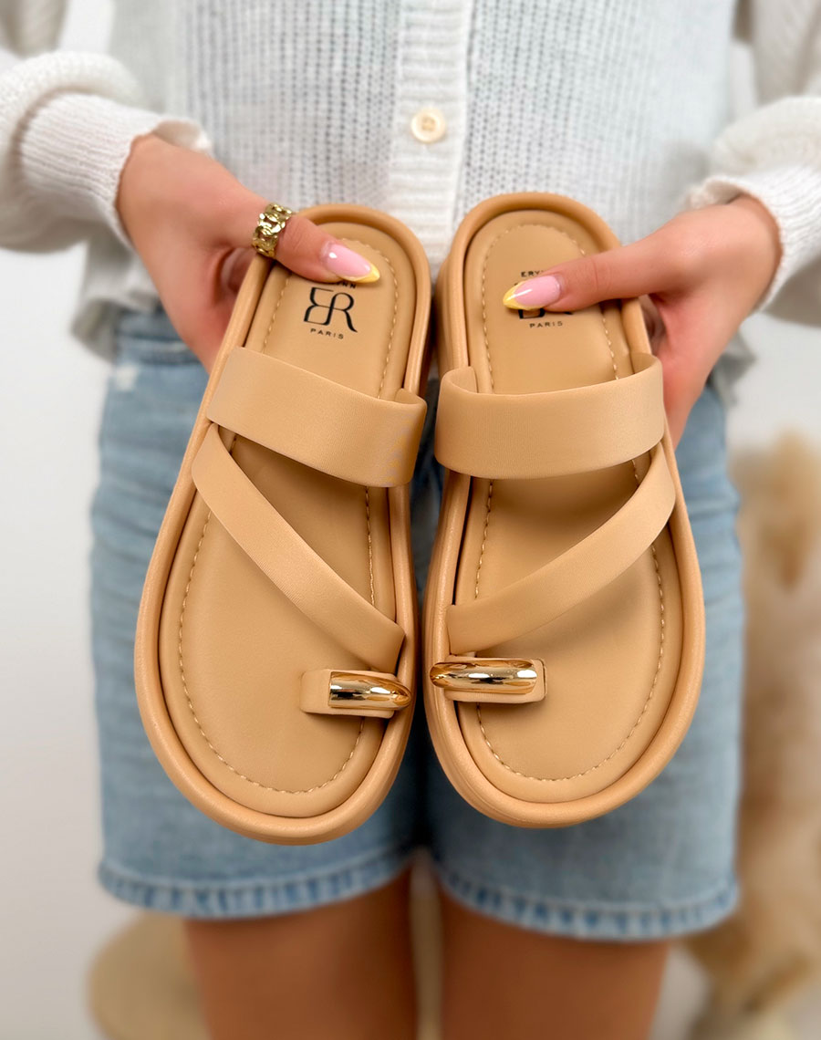 Mules femme beige élégante à plateforme avec brides et bijou doré