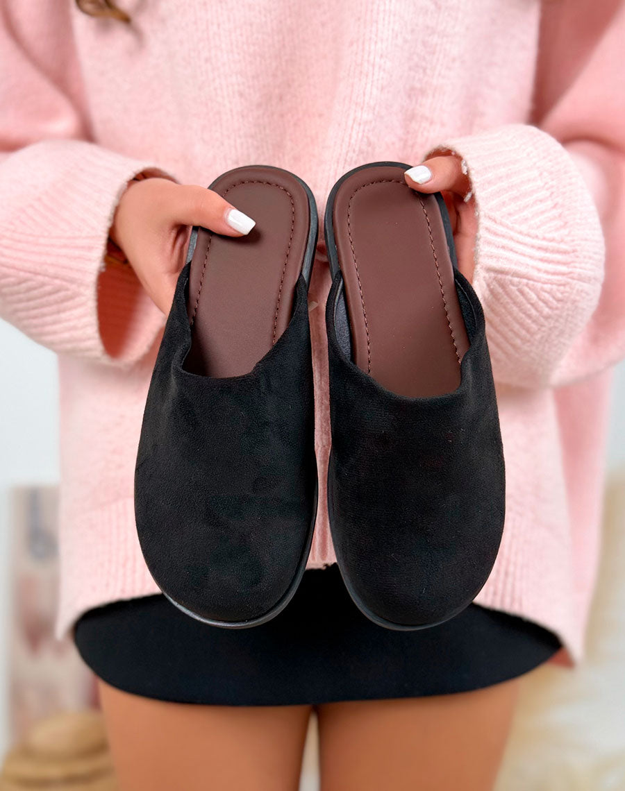 Mules noires en suédine fermées