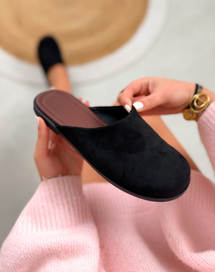 Mules noires en suédine fermées