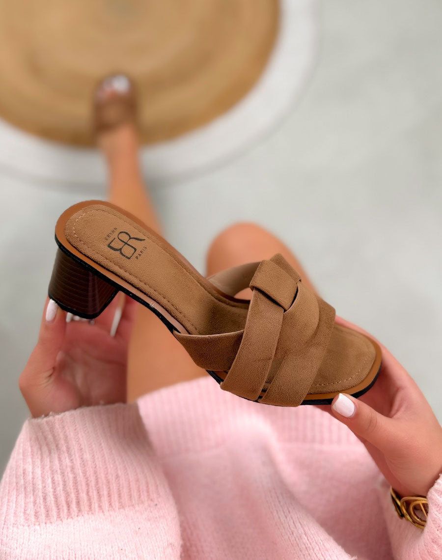 Mules femme marron clair élégantes en suédine avec bride entrecroisée et talon carré