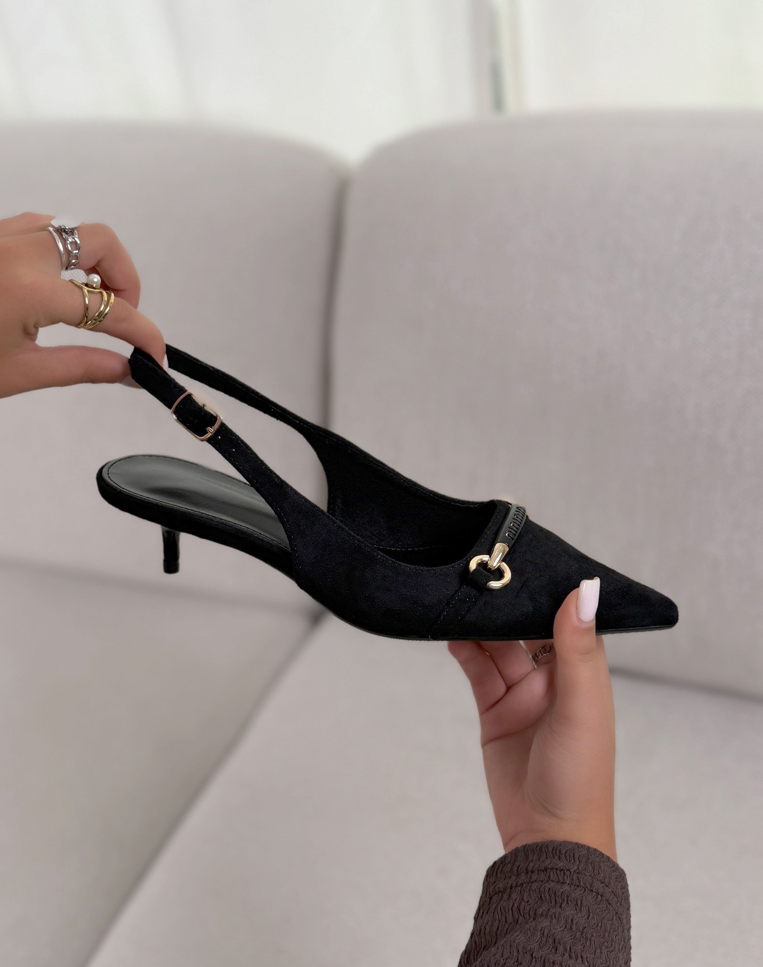 Escarpins femme noirs élégants en suédine à bout pointu avec bijou doré