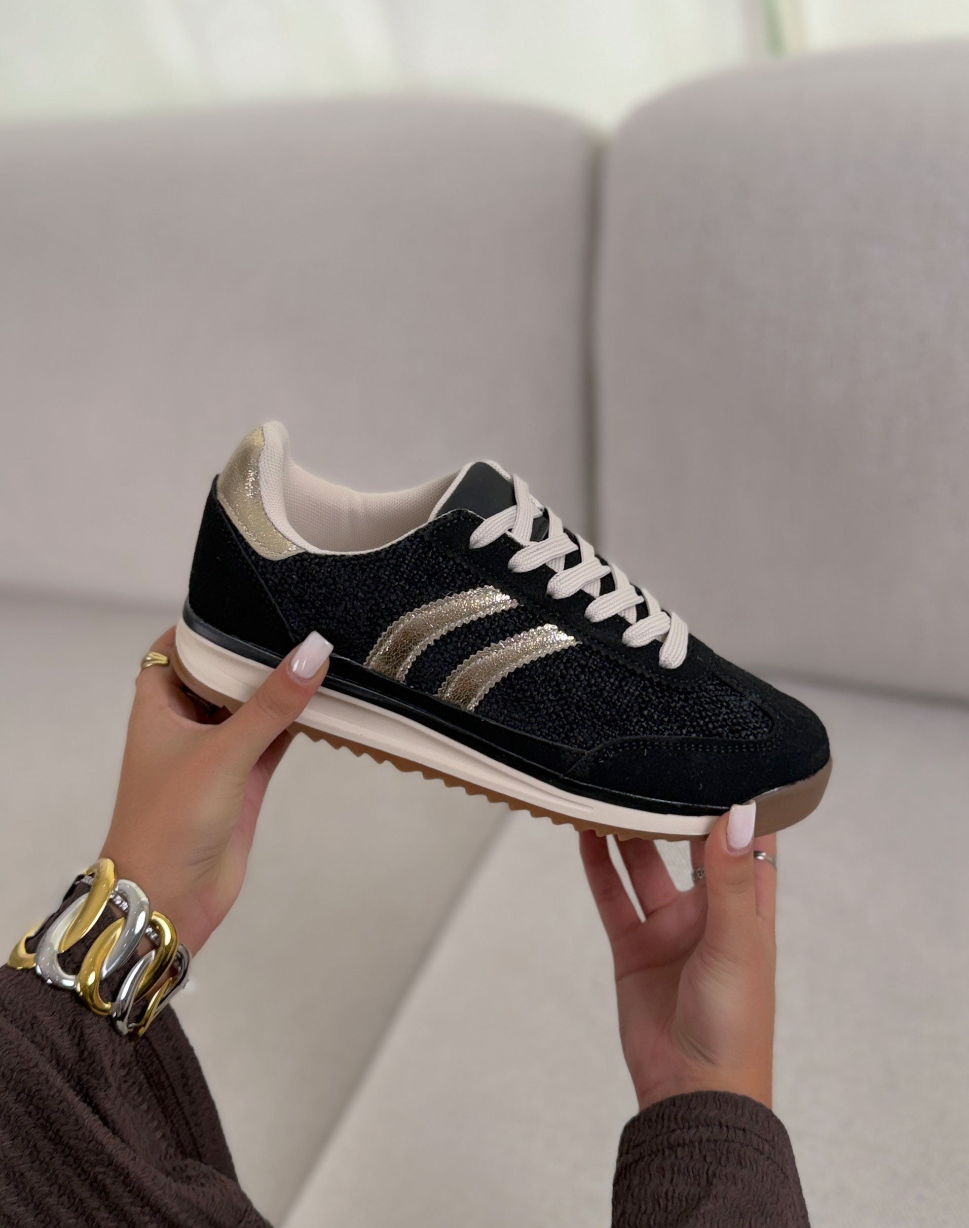 Basket femme noire tendance en suédine et tissu avec bandes dorées