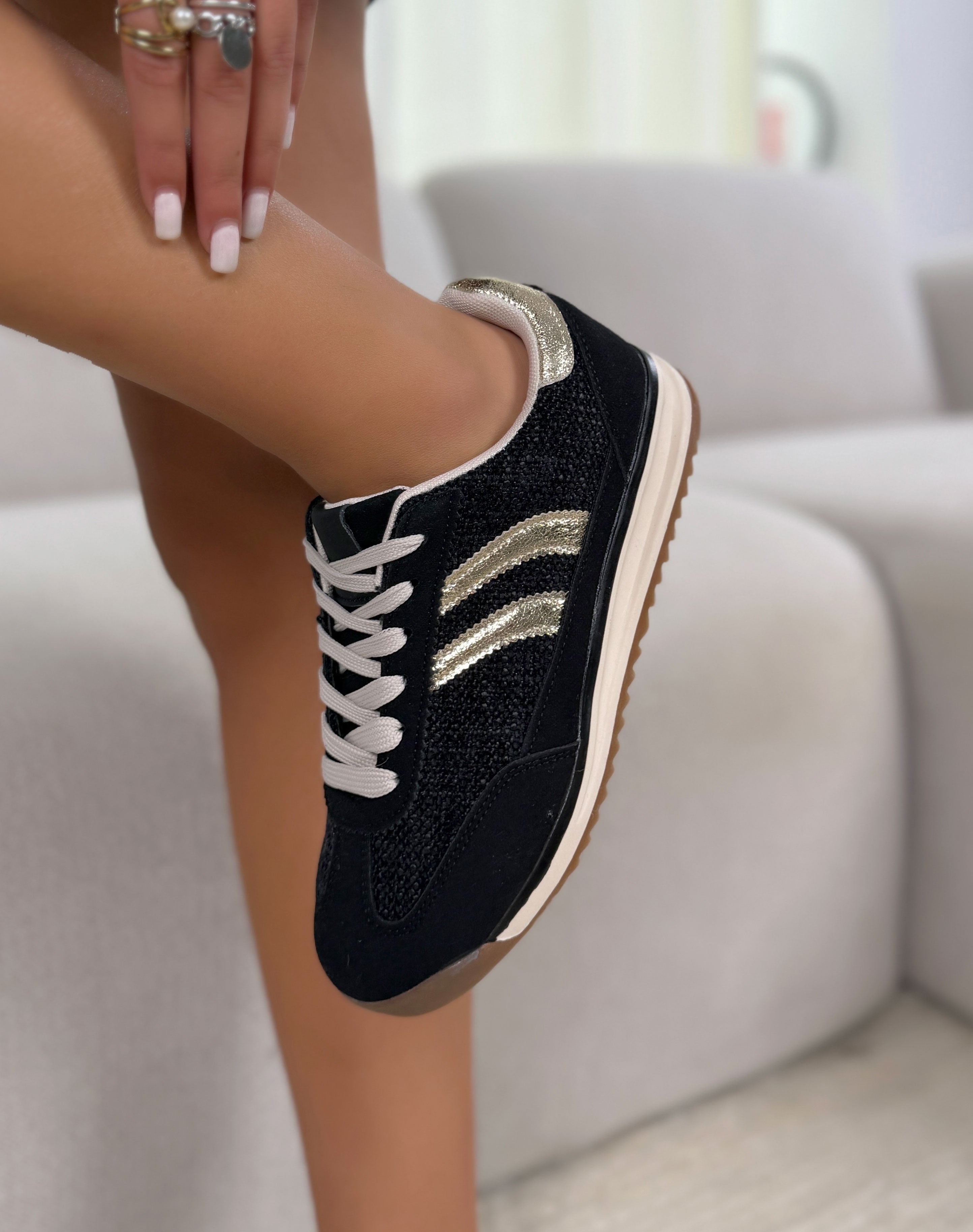 Basket femme noire tendance en suédine et tissu avec bandes dorées