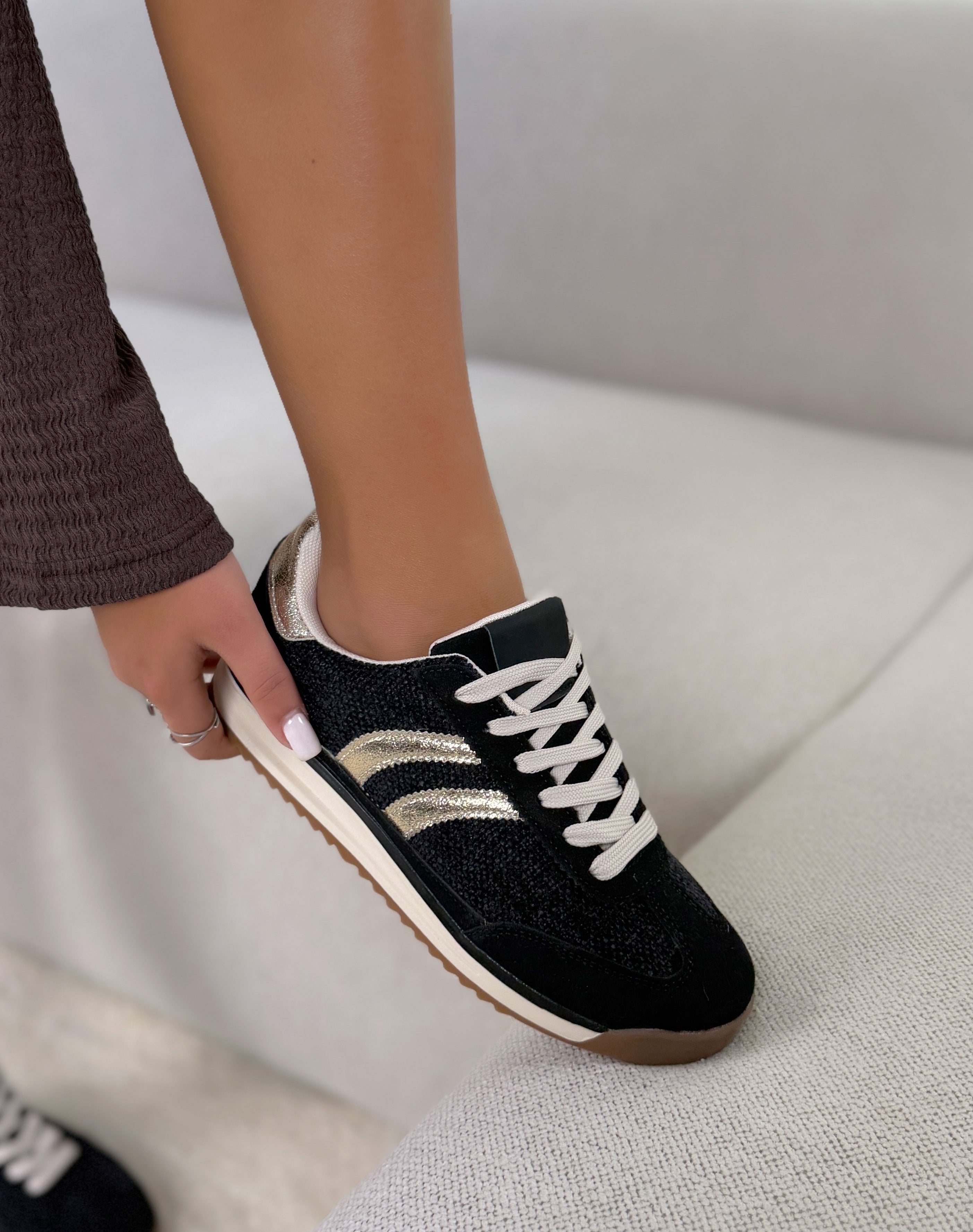 Basket femme noire tendance en suédine et tissu avec bandes dorées