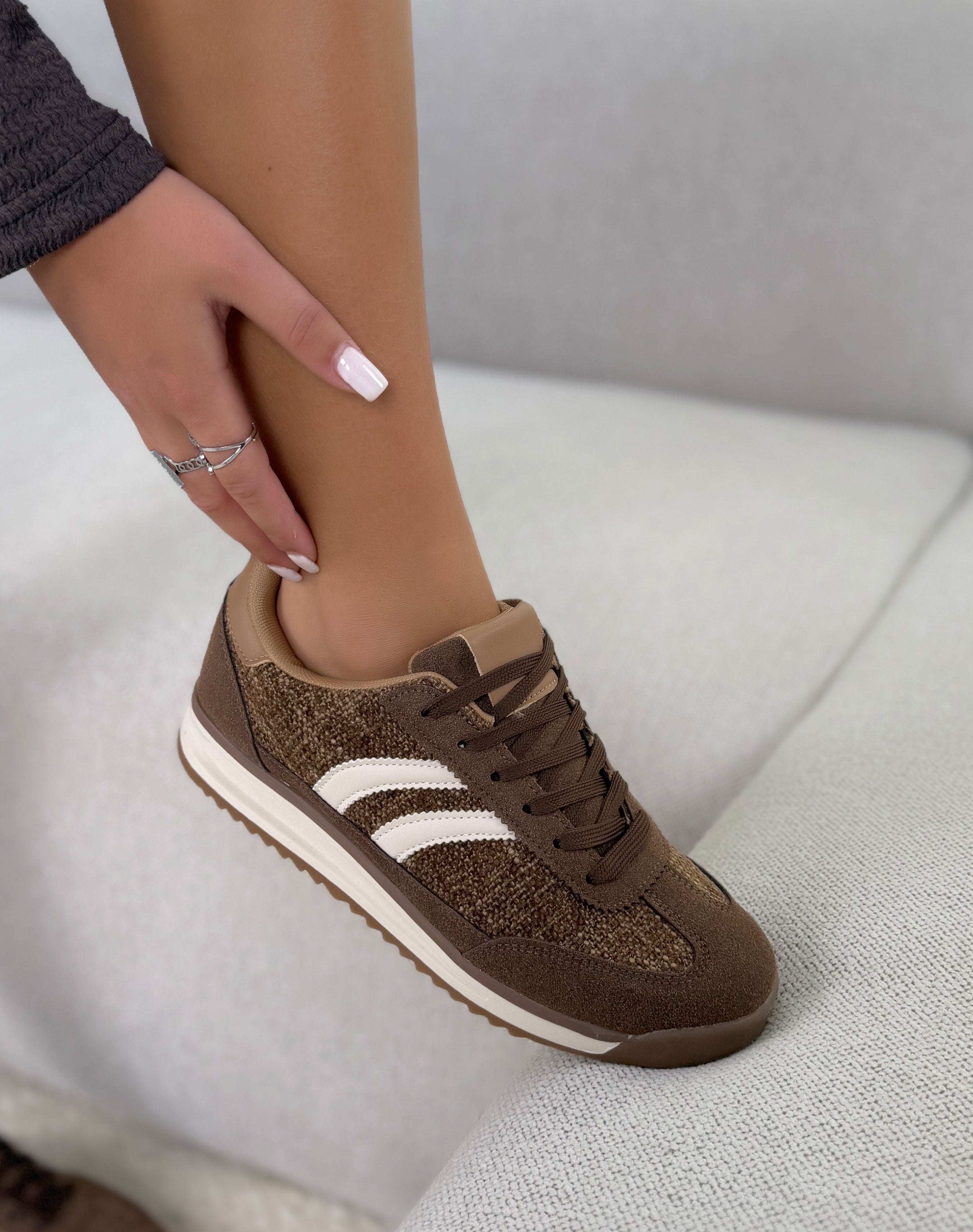 Basket femme marron tendance en suédine et tissu avec bandes blanches
