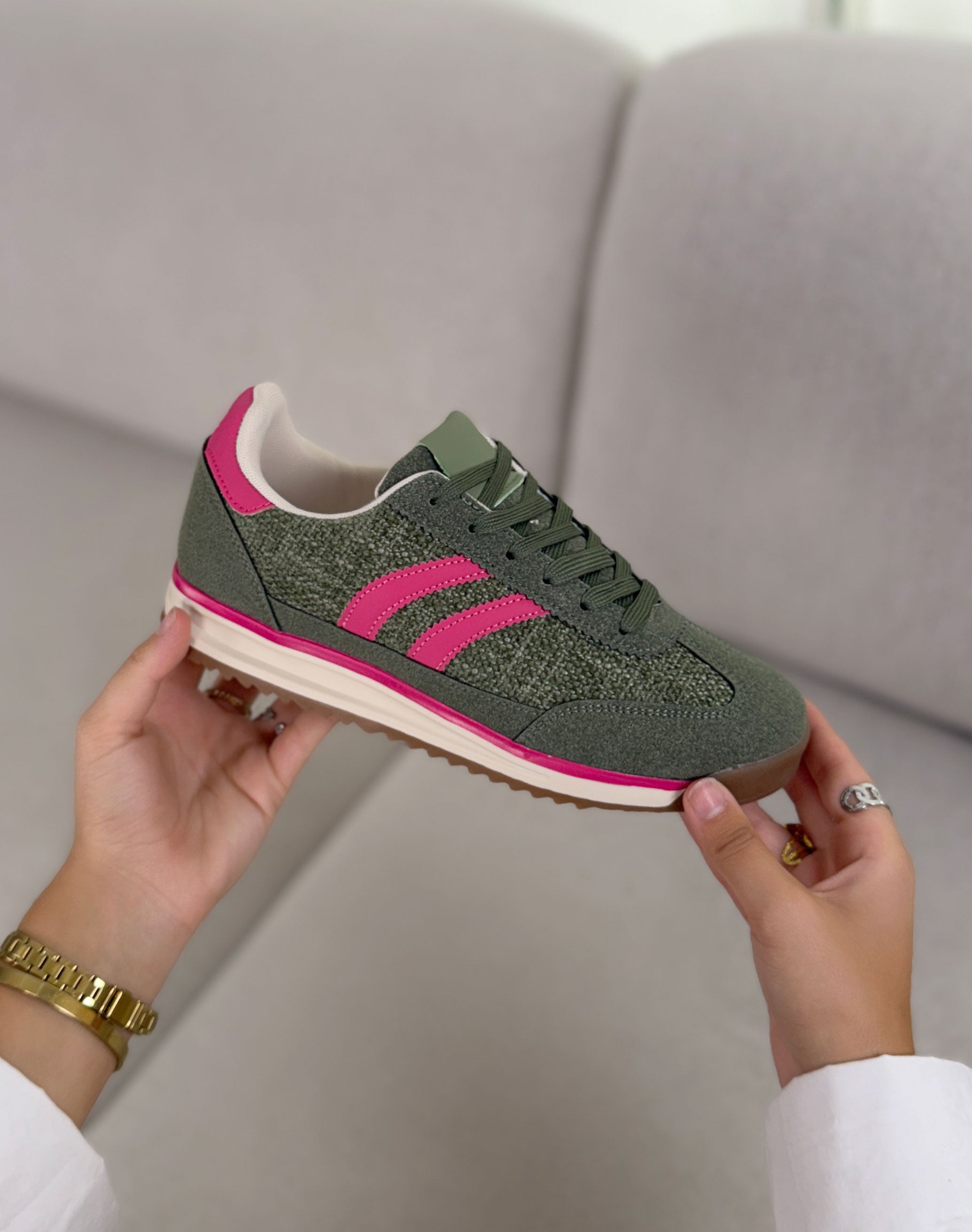 Basket femme kaki tendance en suédine et tissu avec bandes fuchsia