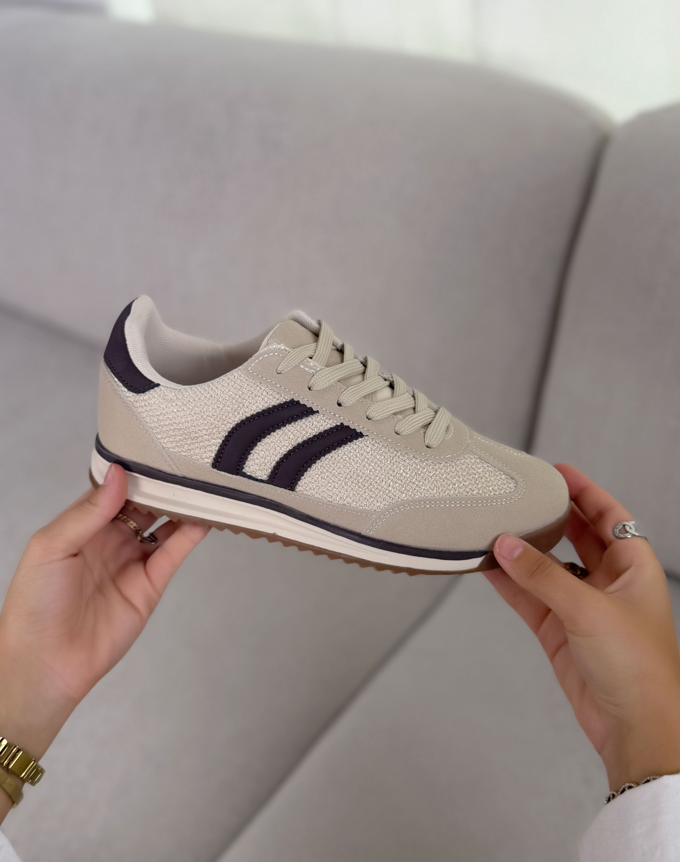 Basket femme beige tendance en suédine et tissu avec bandes marron