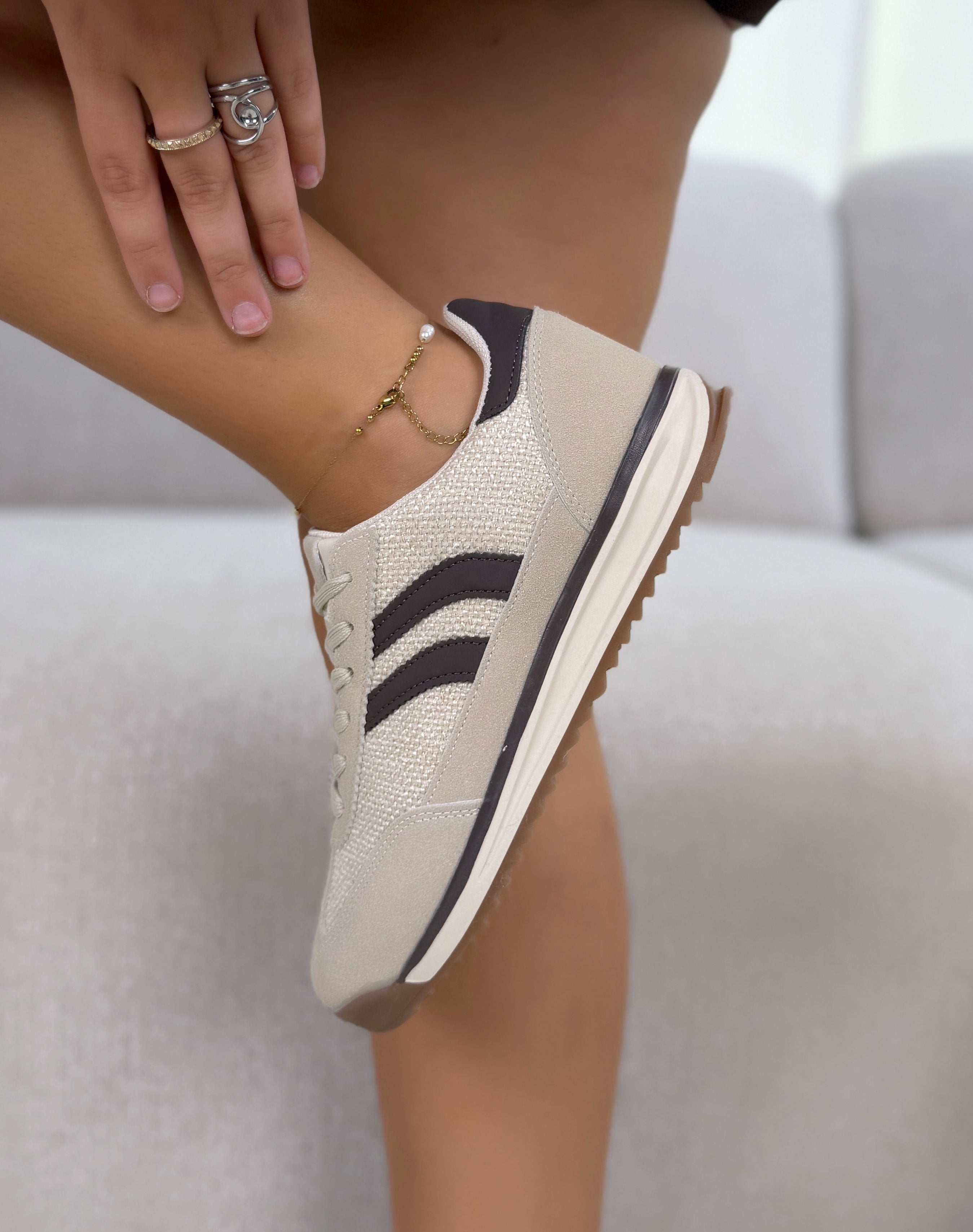 Basket femme beige tendance en suédine et tissu avec bandes marron
