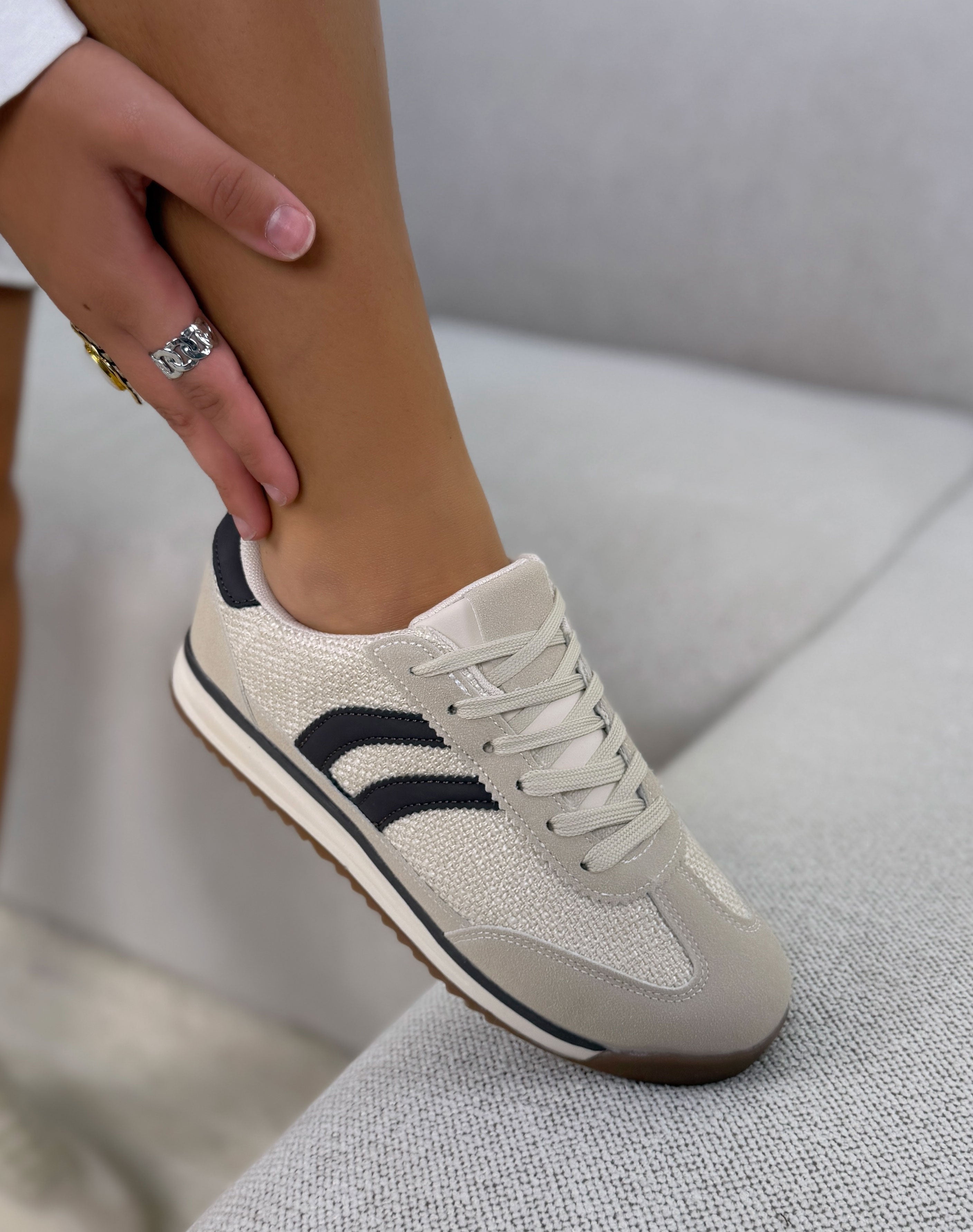 Basket femme beige tendance en suédine et tissu avec bandes marron