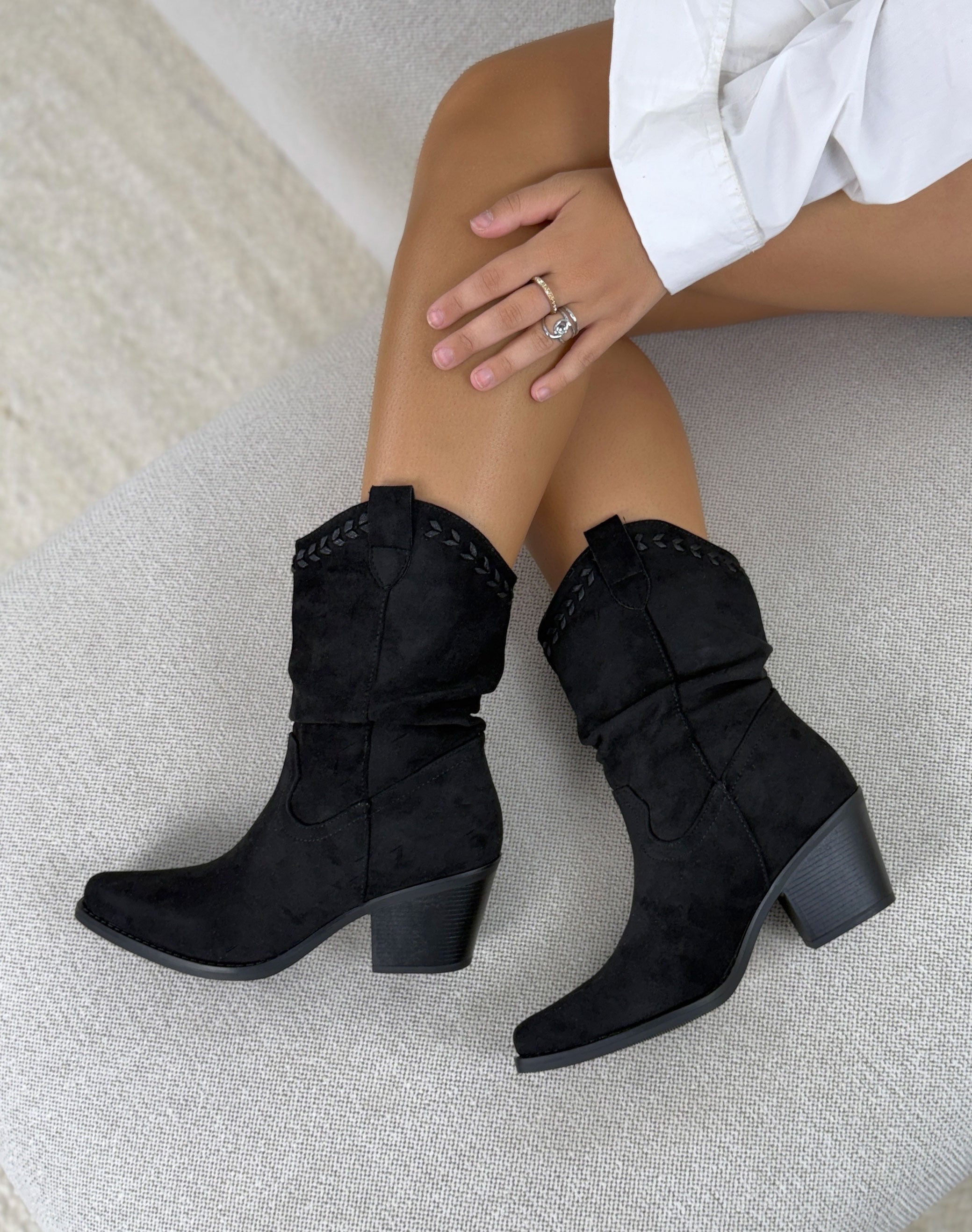 Bottines santiags femme noires tendance à effet tressé et talon épais biseauté