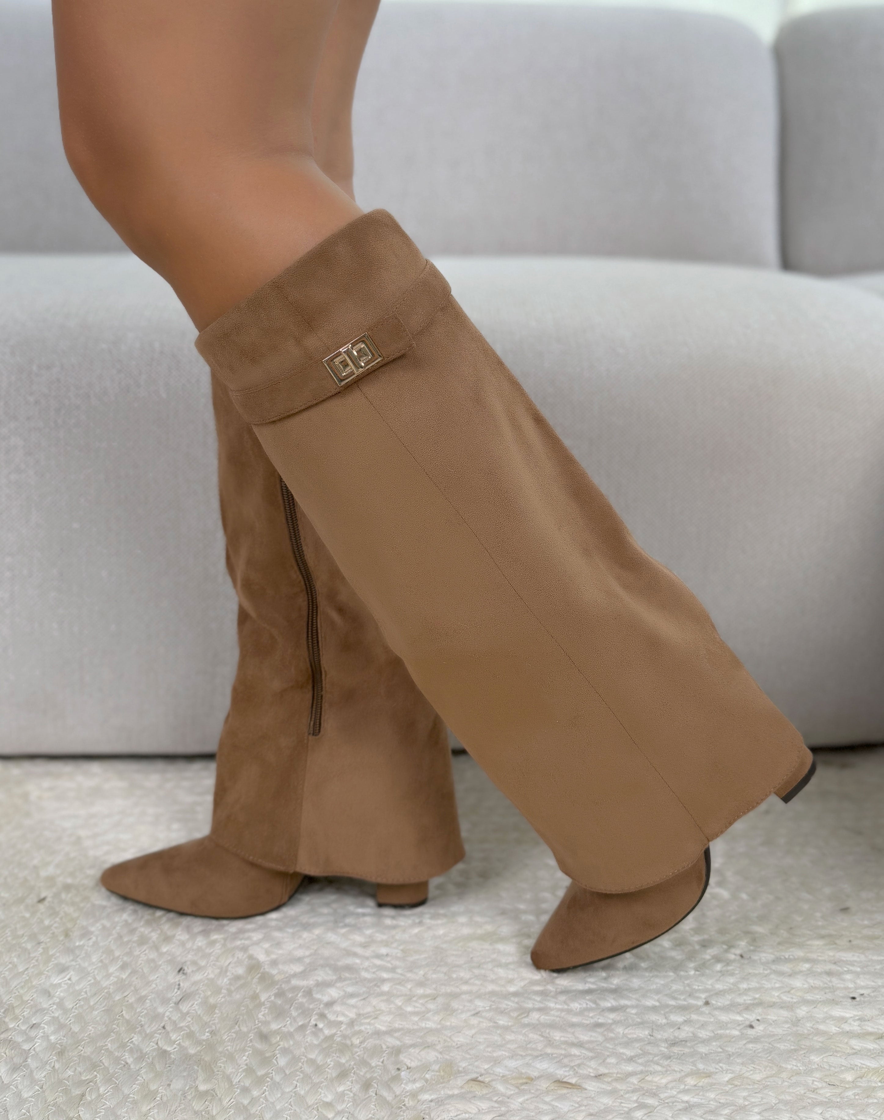 Bottes femme camel élégantes à revers avec bijou doré et talon épais