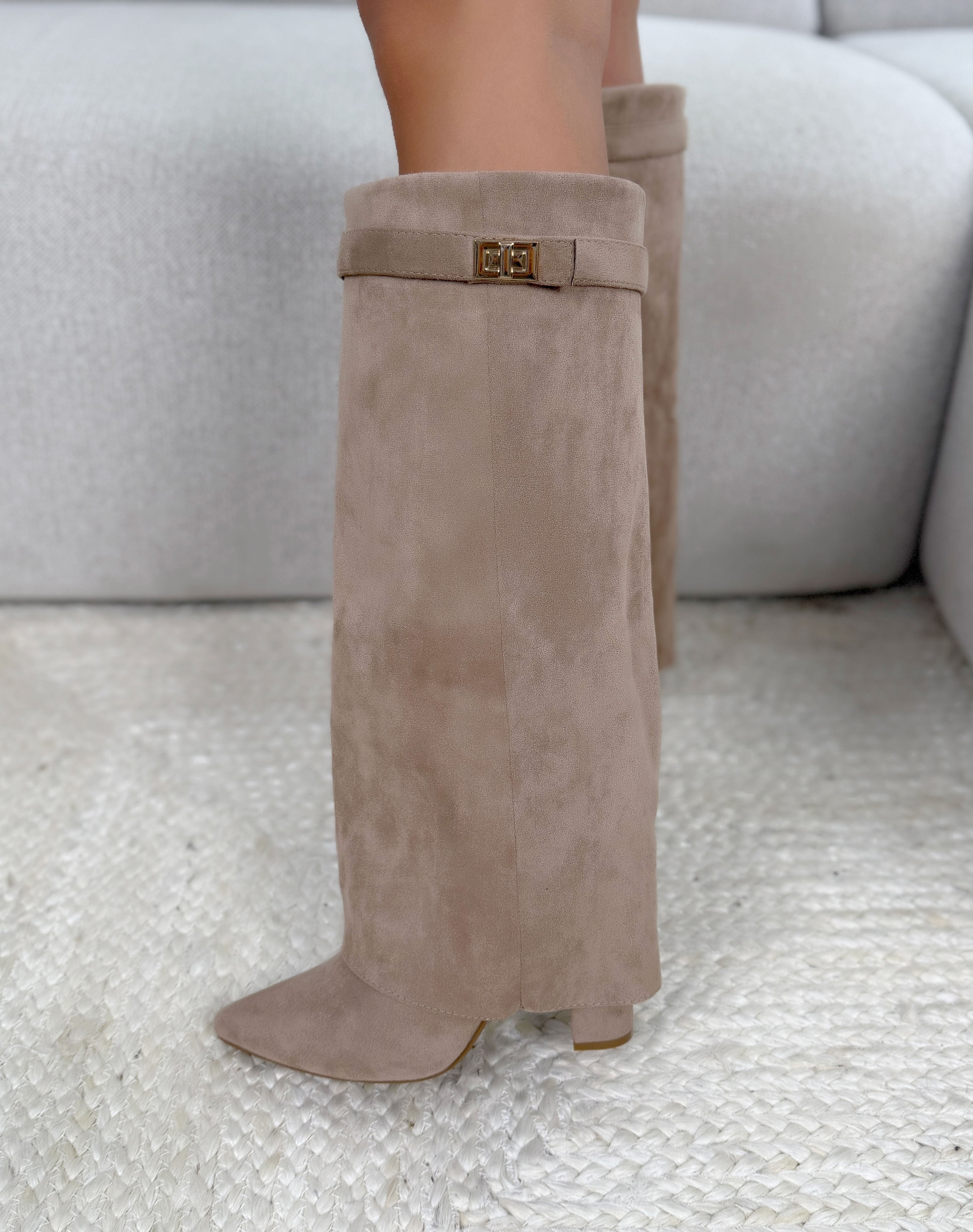 Bottes femme beige élégantes à revers avec bijou doré et talon épais