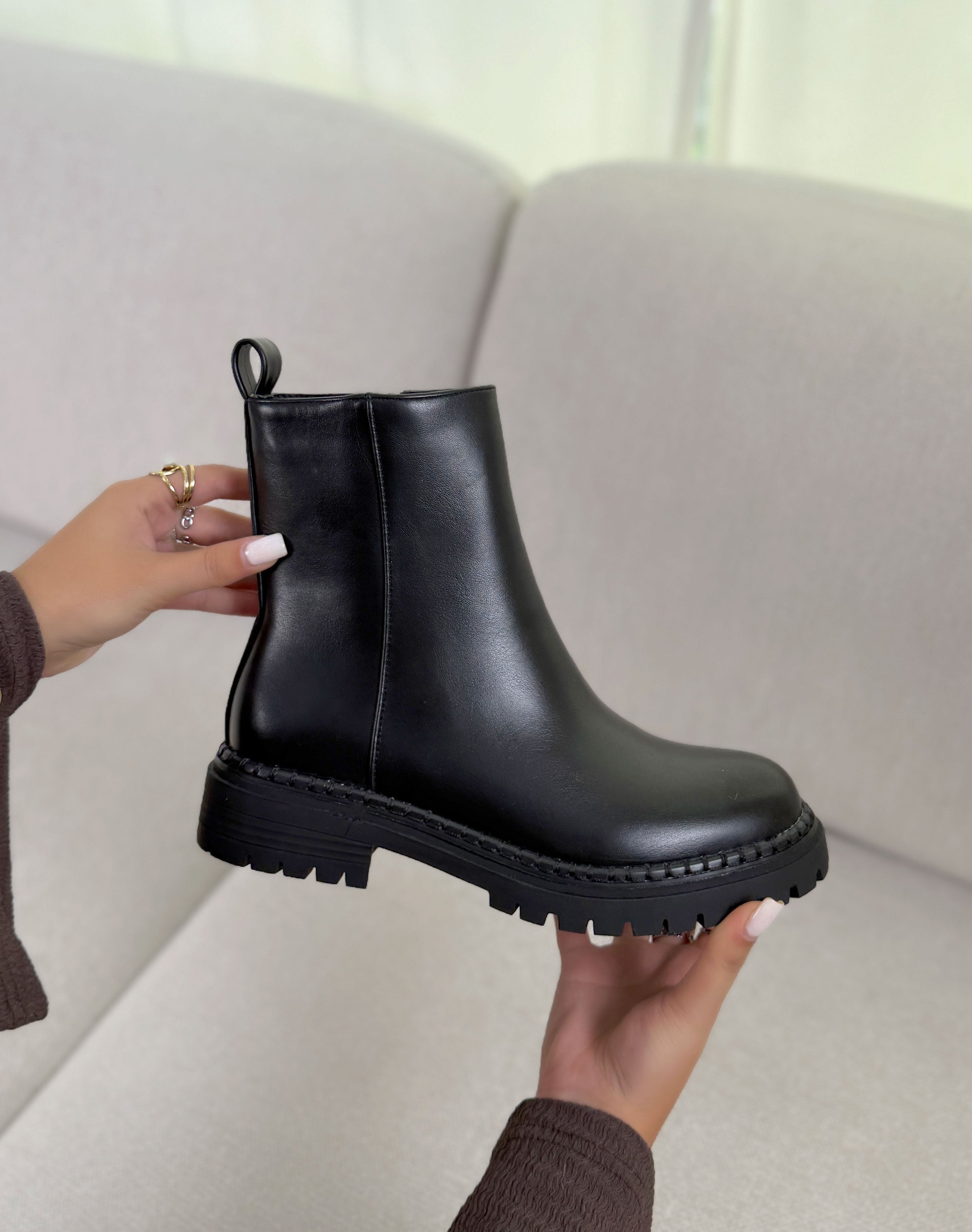 Bottines femme noires tendance à semelle crantée et bout rond