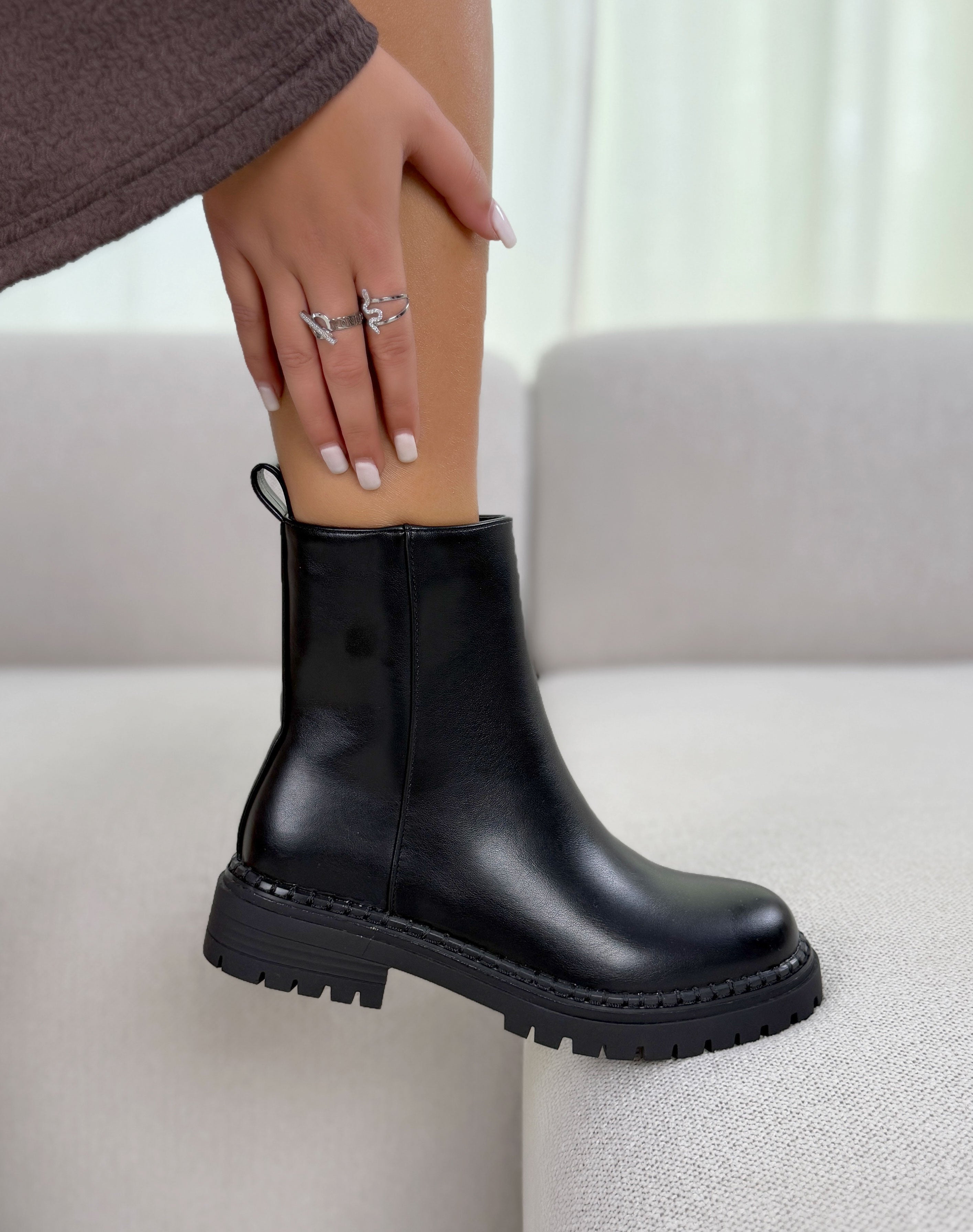 Bottines femme noires tendance à semelle crantée et bout rond