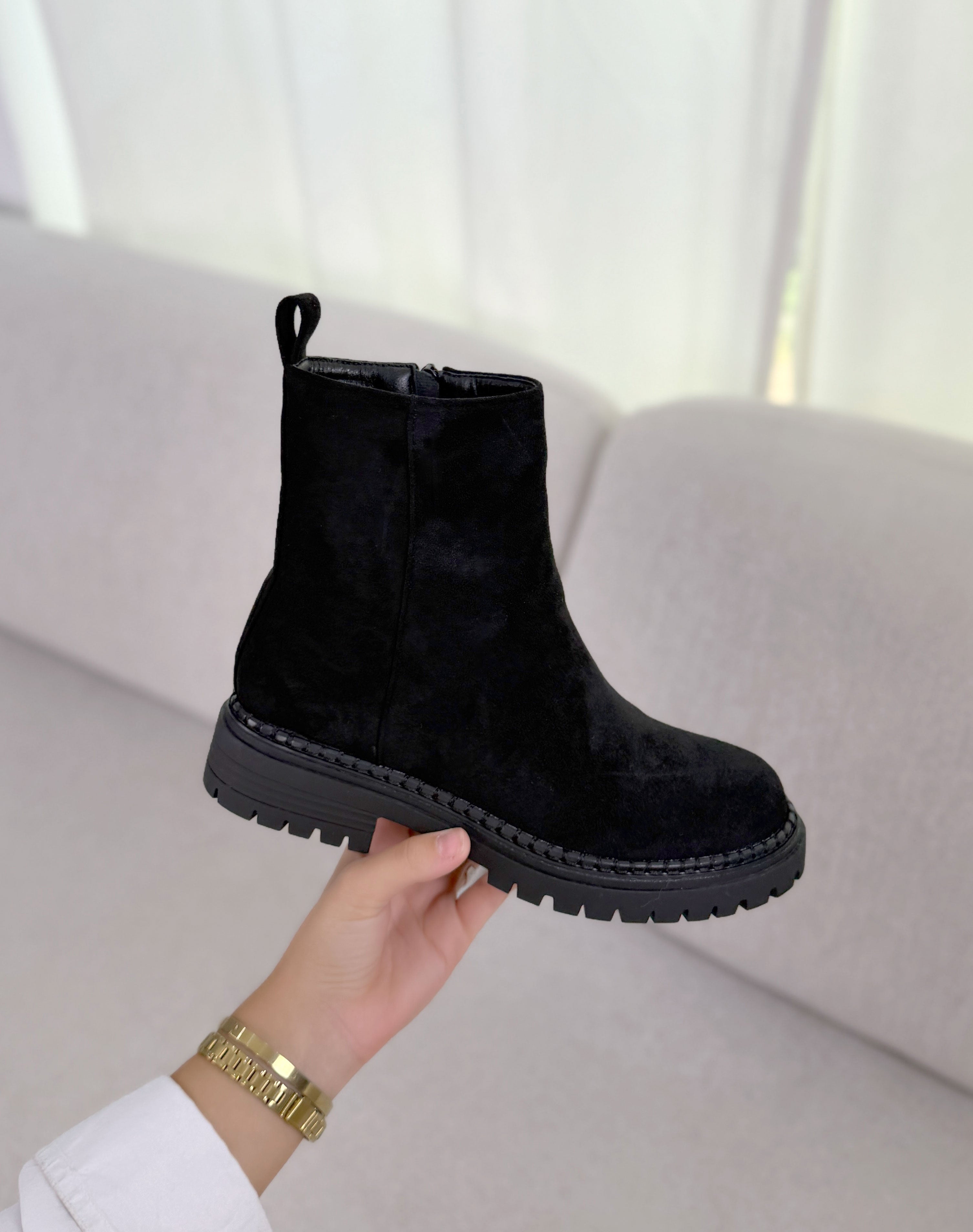 Bottines femme noires tendance en suédine à semelle crantée et bout rond