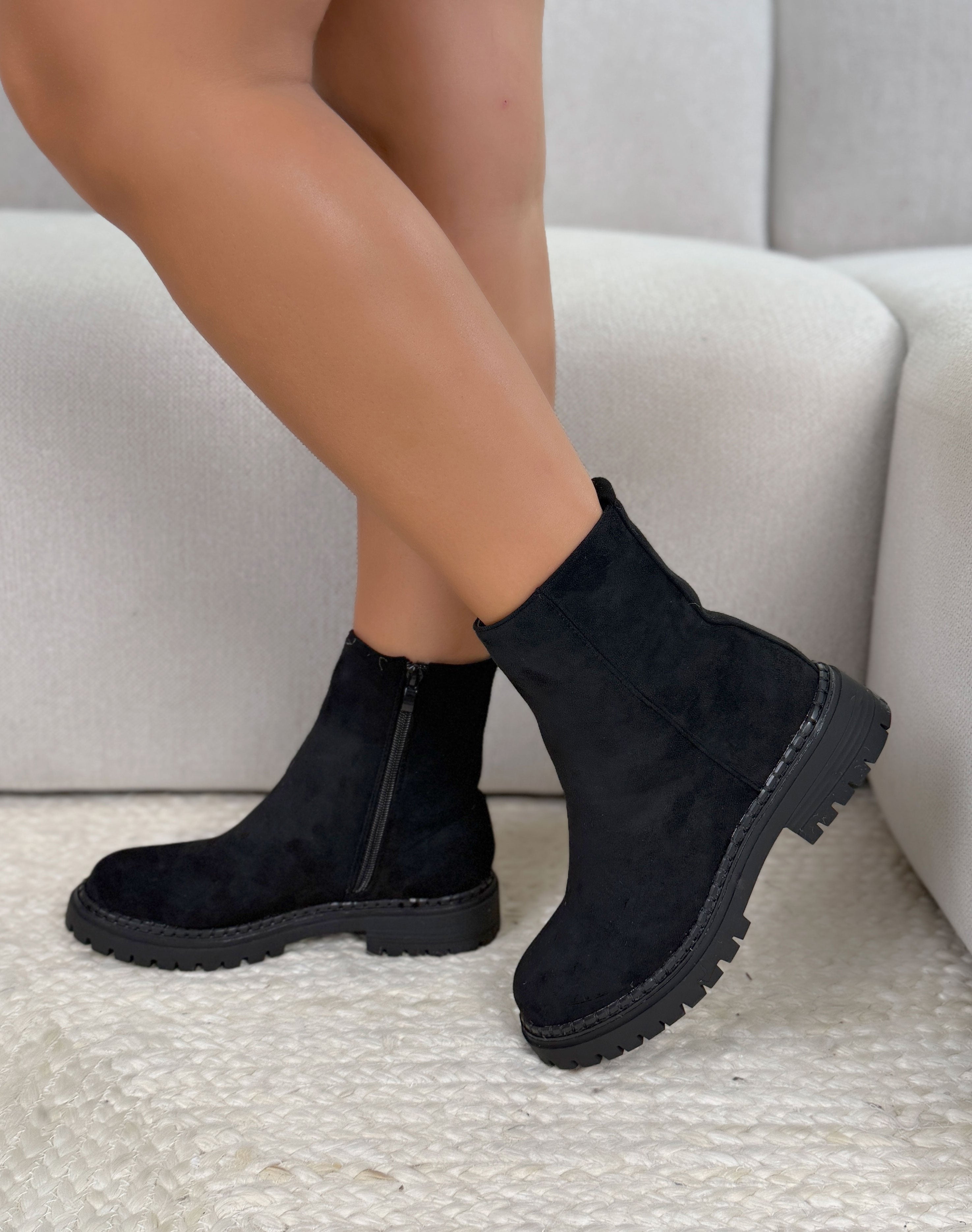Bottines femme noires tendance en suédine à semelle crantée et bout rond